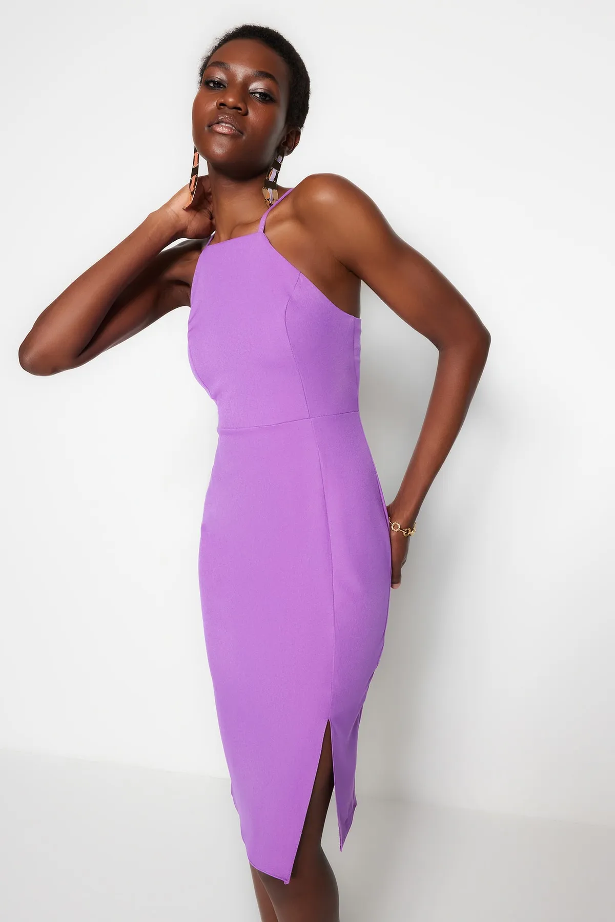 Trendyol Collection  Lilafarbenes Body-Wickelkleid mit Schlitz und Neckholder und gewebtem Midikleid TWOSS19BB0501