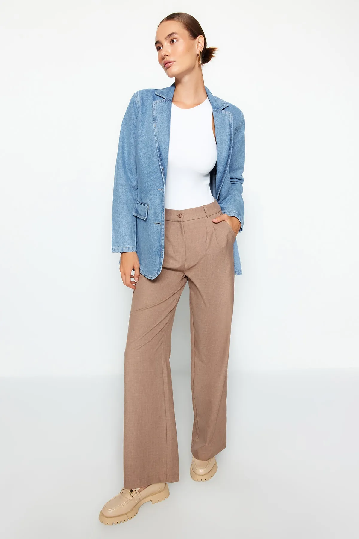 Trendyol Collection  Hellbraune, plissierte Webhose mit weitem Bein TWOAW22PL0475