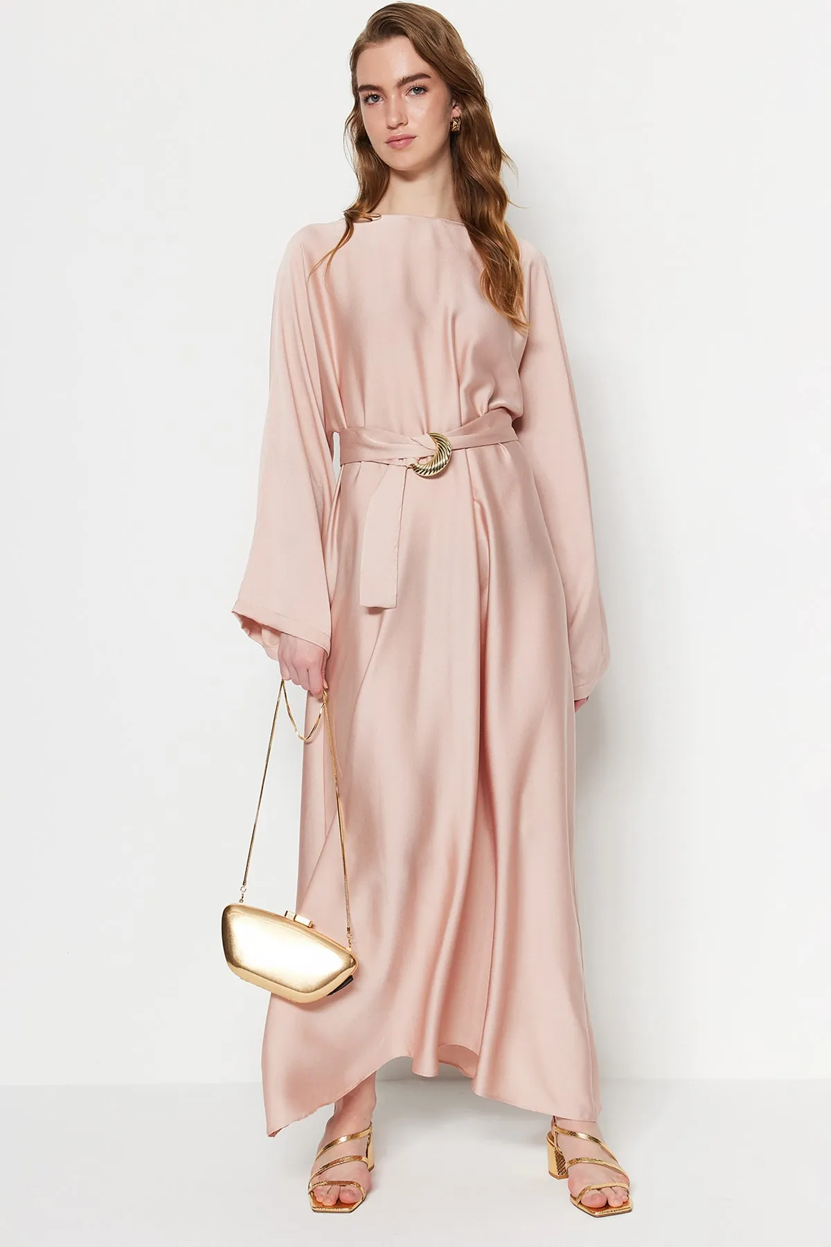 Trendyol Modest  Puderfarbenes, weit geschnittenes Satin-Abendkleid mit Gürtel TCTSS23DB00014