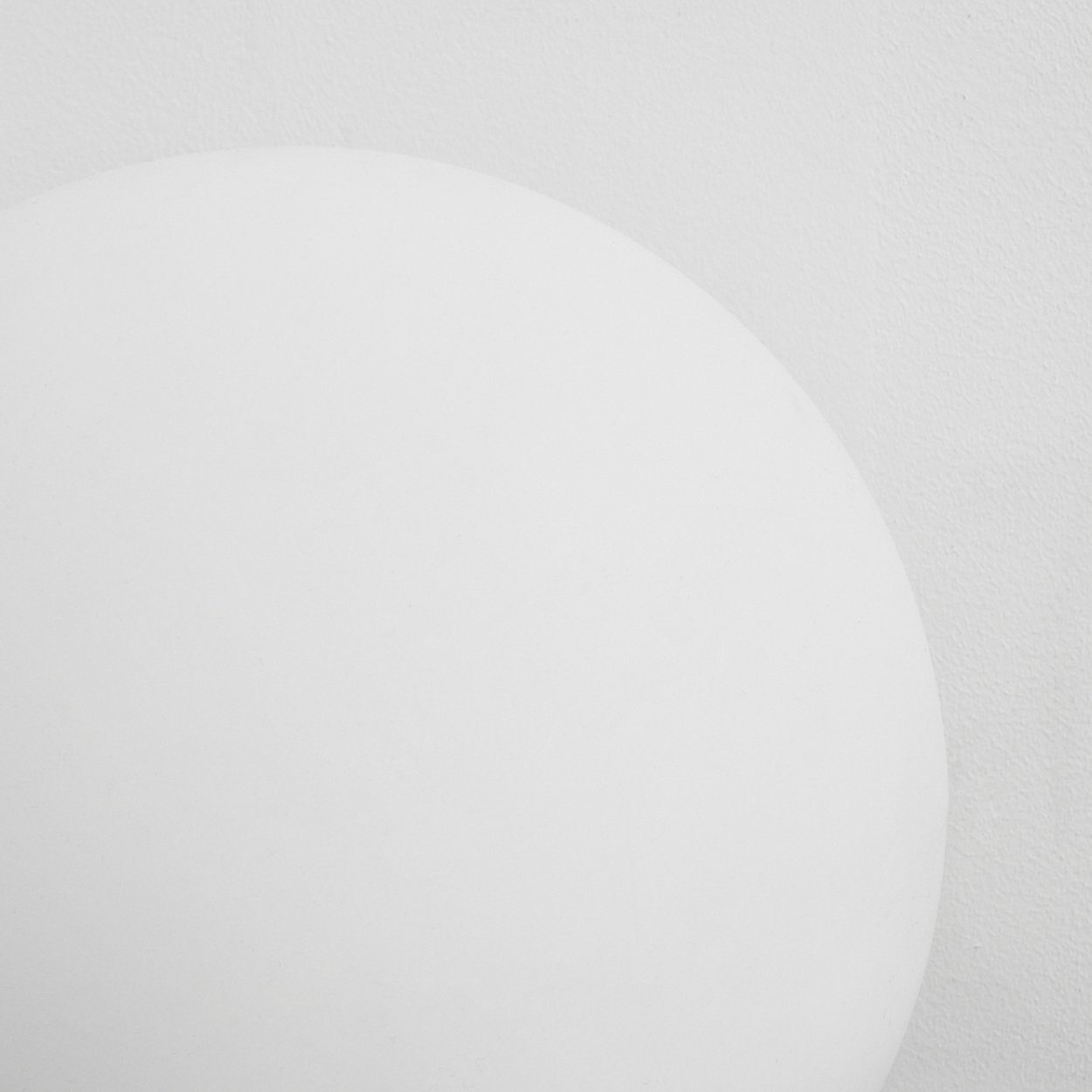 hofstein Tischleuchte Turrida Kugelleuchte aus Metall/Kunststoff in Nickel-matt/Weiß, 6500 Kelvin, RGB Farbwechsler, dimmbar/ änderbar mit Fernbedienung, LED, 500 Lumen