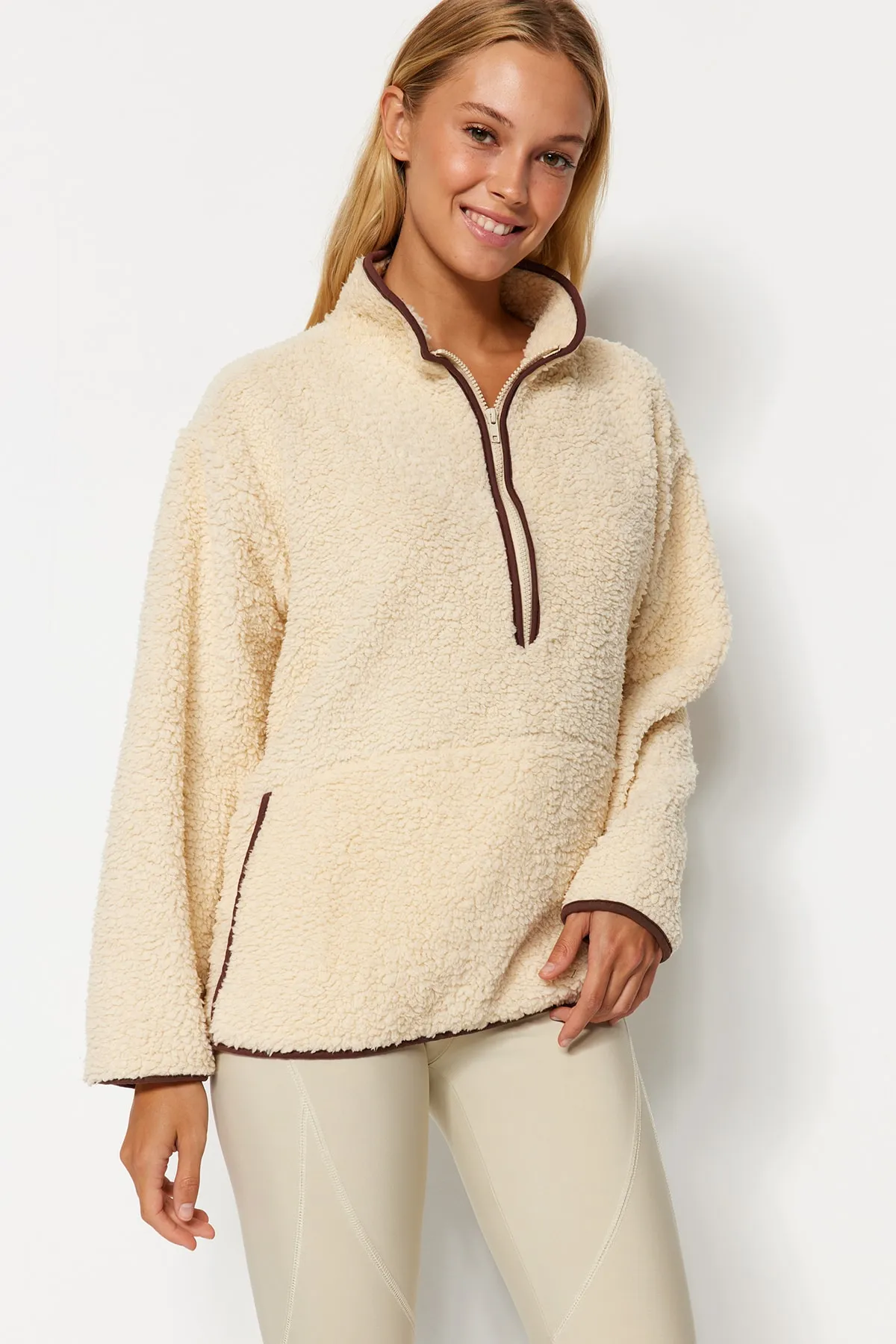 Trendyol Collection  Ecru gestricktes Sport-Sweatshirt aus Plüsch THMAW23SW00021