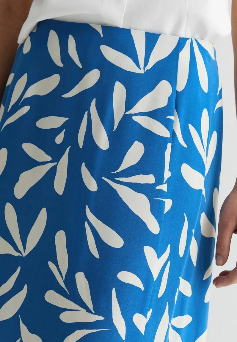 Falda larga MIDI con bajo dividido y estampado de hojas de New Look