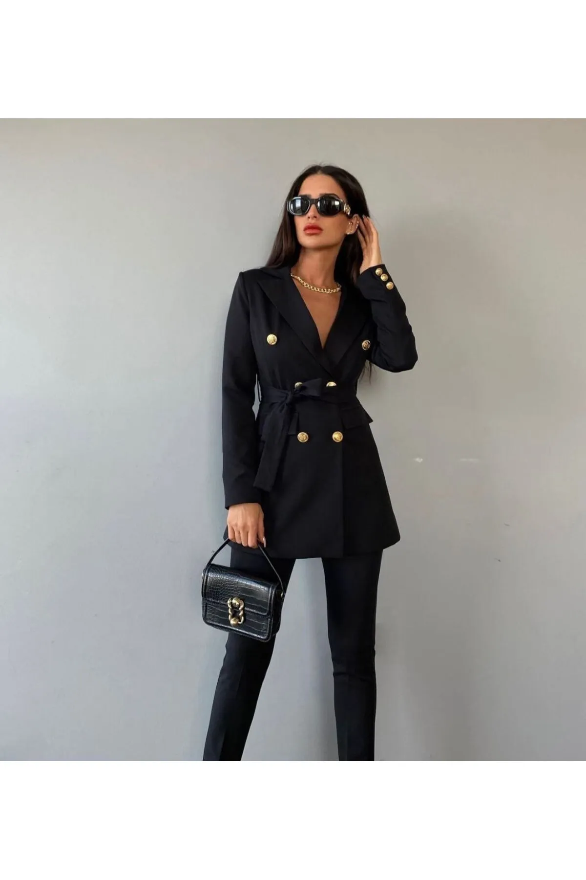 SONREİR  Knopfdetail zum Binden von Jacke und Hose