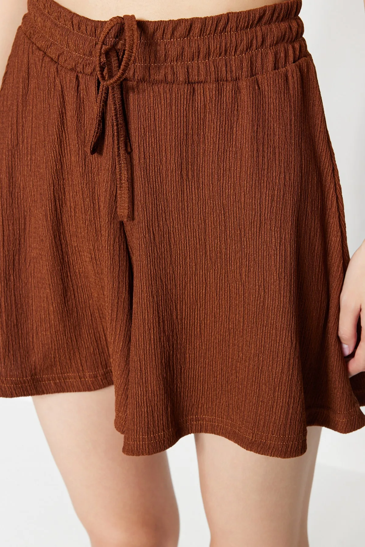 Trendyol Collection  Braune Relaxed Fit Shorts mit normaler Taille und Wickel-/Strukturstrickmuster TWOSS22SR0212