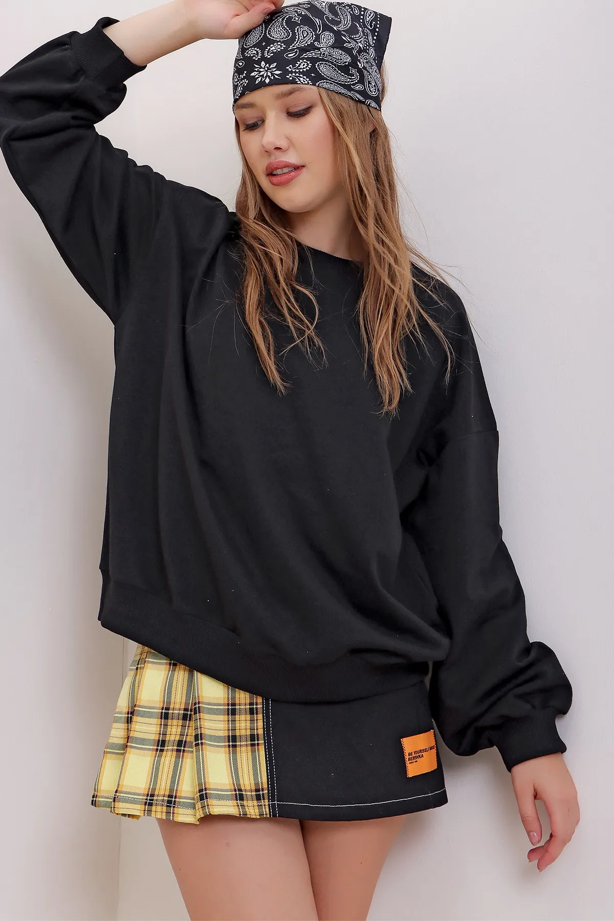 Trend Alaçatı Stili  Schwarzes Oversize-Sweatshirt mit Rundhalsausschnitt für Damen ALC-669-001