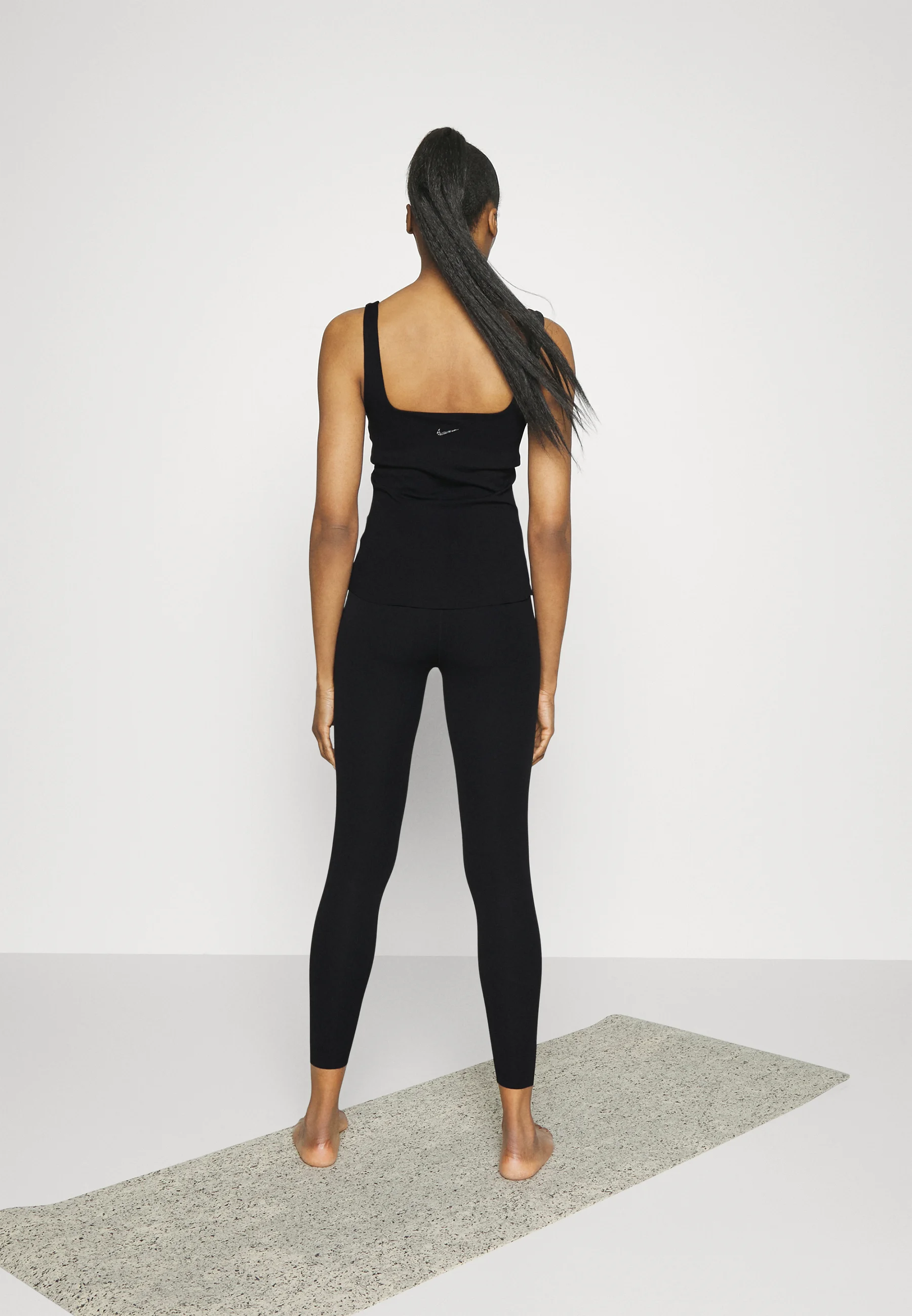 Mallas Nike Performance NIKE ZENVY para mujer, tiro medio, 7/8, con sujeción suave - Mallas