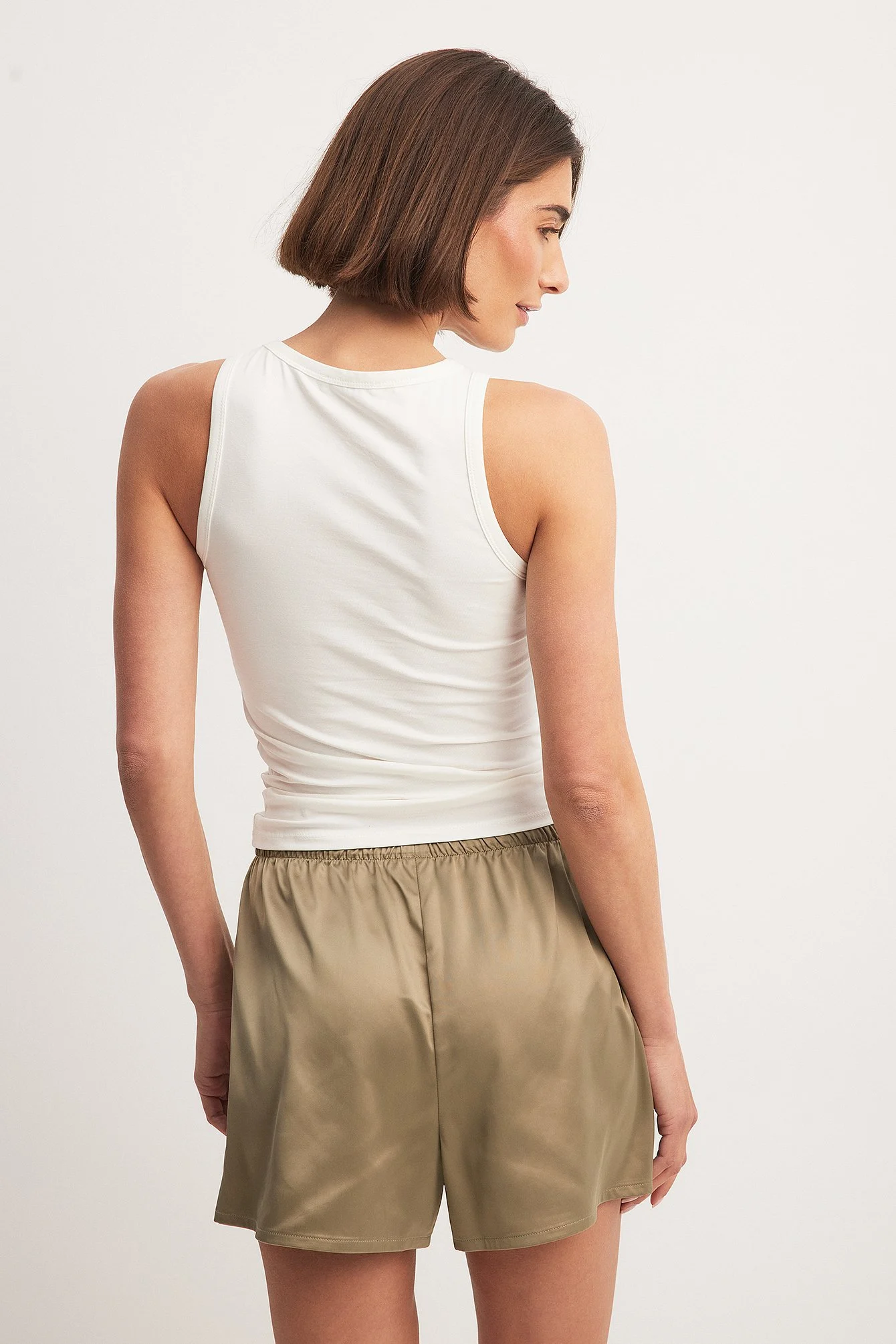 Lockere Shorts aus Satin mit hoher Taille