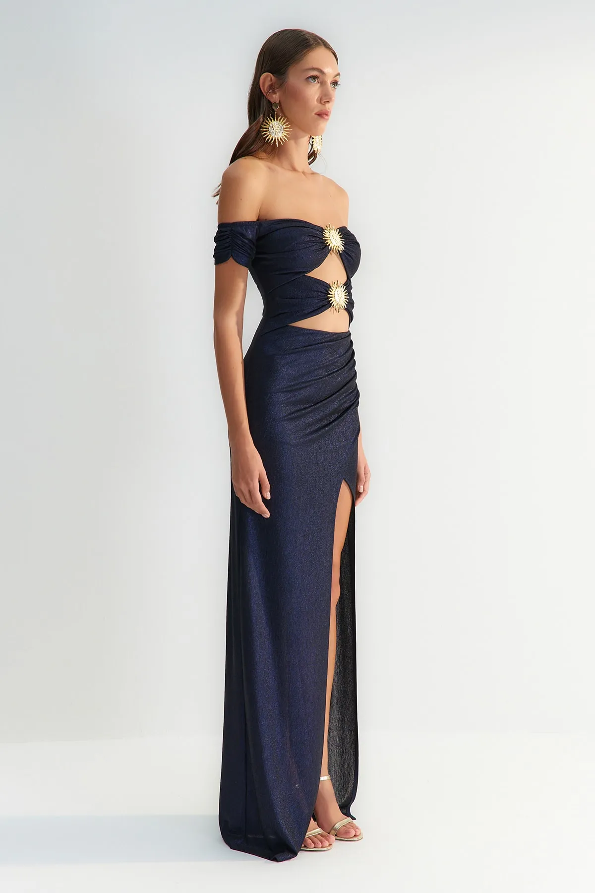 Trendyol Collection  X Zeynep Tosun Marineblaues Abend- und Abschlusskleid mit Sonnenaccessoires TCLSS23AE00002