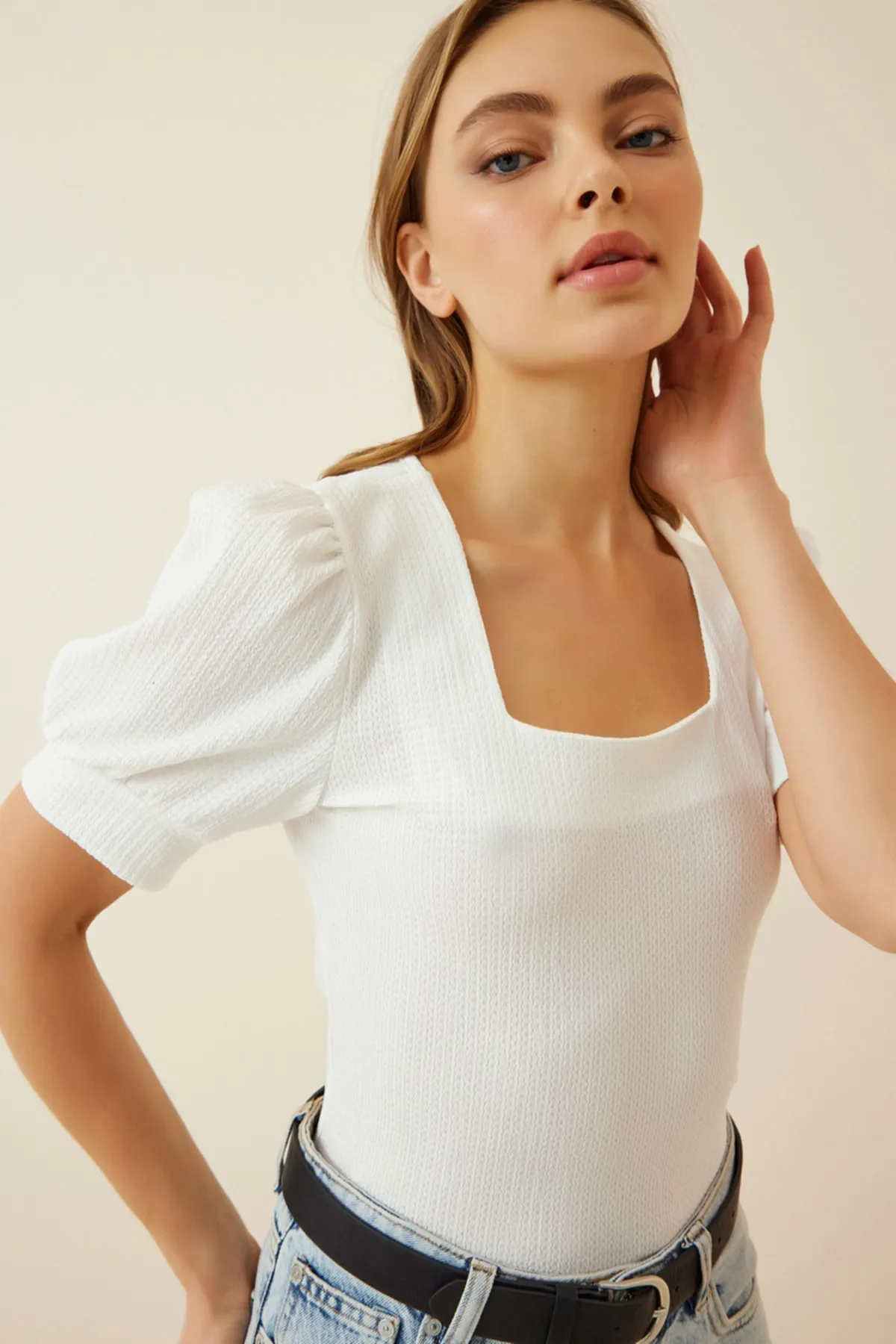 Happiness İstanbul  Weiße Strickbluse für Damen mit quadratischem Kragen und Ballonärmeln DD01051