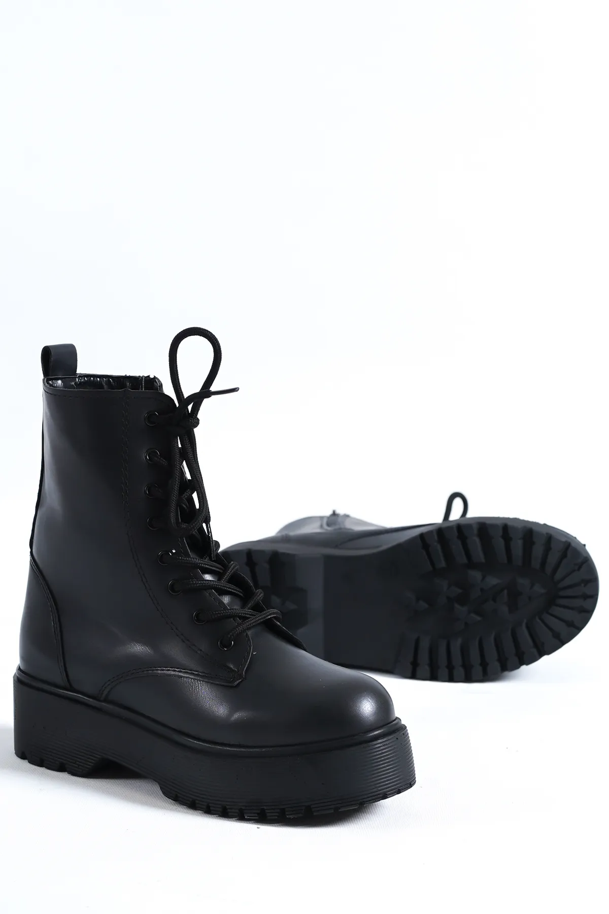 Capone Outfitters  Runde Zehenpartie, Schnürung vorne, seitlicher Reißverschluss, knöchellange Trak-Sohlen-Damenstiefel
