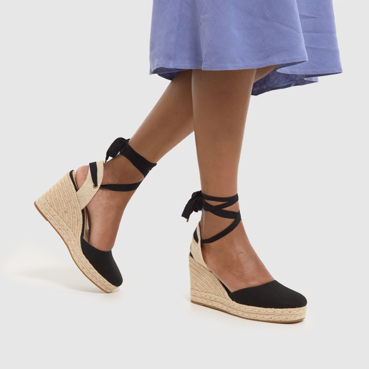 Schuh Venus – Svarta sandaler med kilklack och knytband