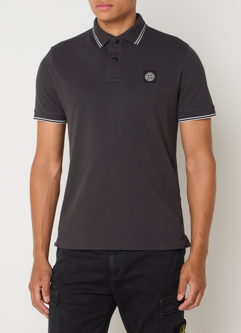 Polo Stone Island 2SC18 de corte regular, confeccionada em algodão piqué com punhos texturizados.