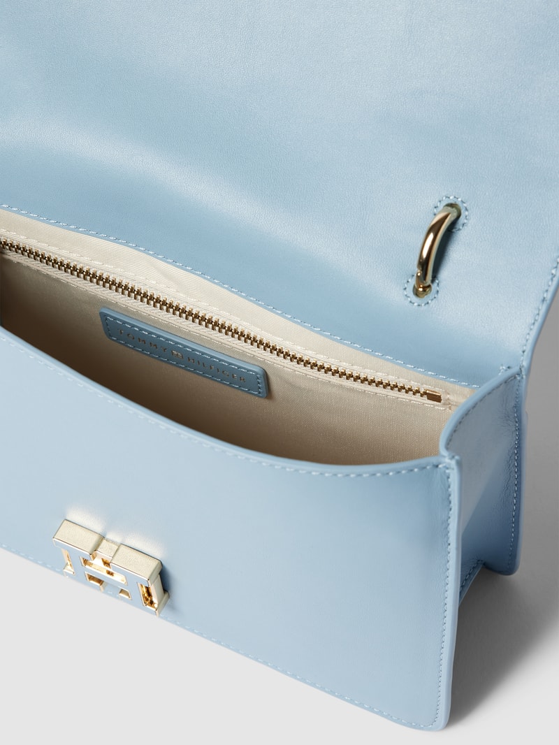Umhängetasche aus Leder mit Label-Applikation in hellblau
