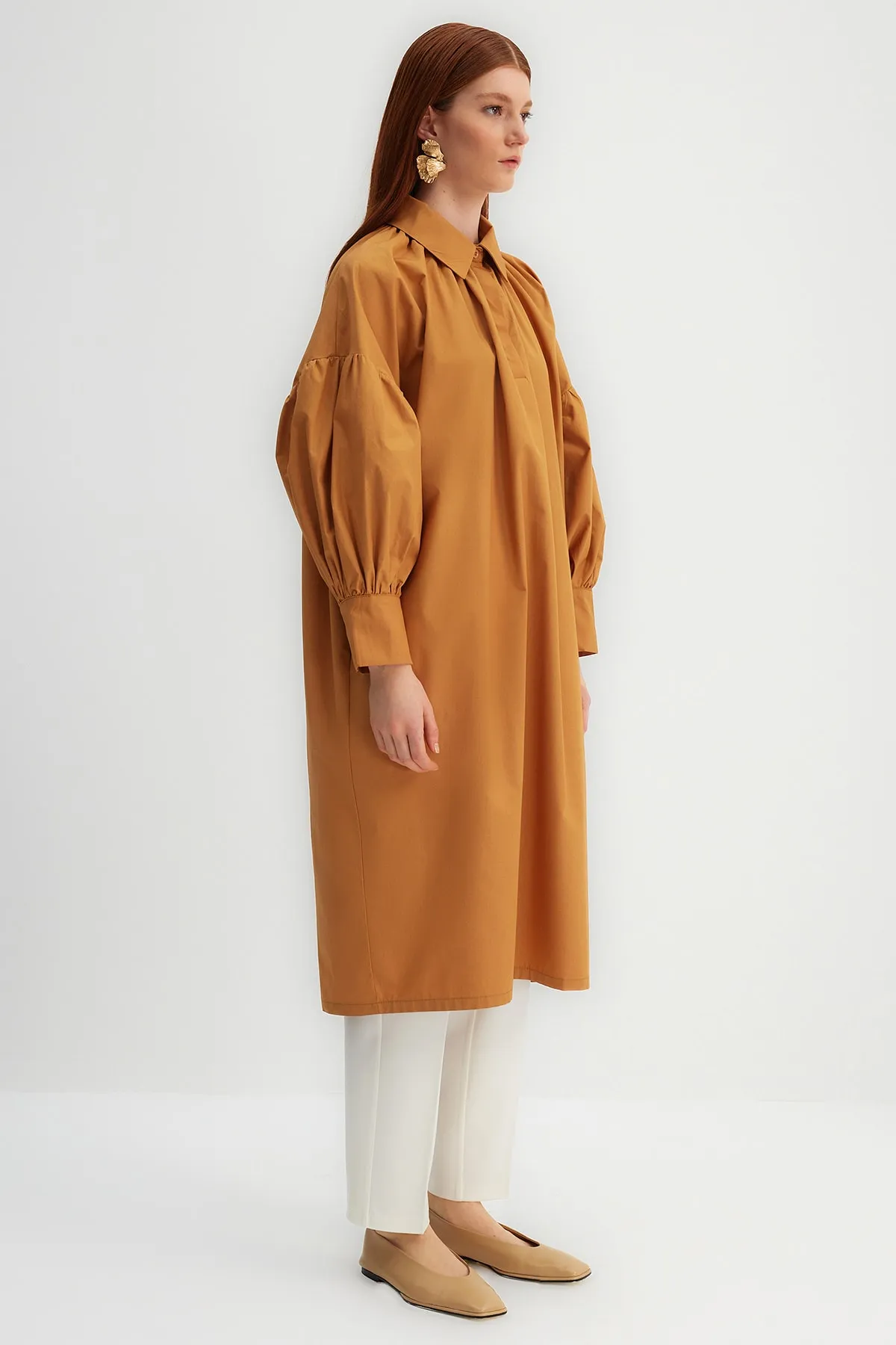 Trendyol Modest  X Kevser Sarıoglu Braune Tunika aus 100 % gewebter Popeline mit halber Knopfleiste und Kordelzug TCLSS23UK00002