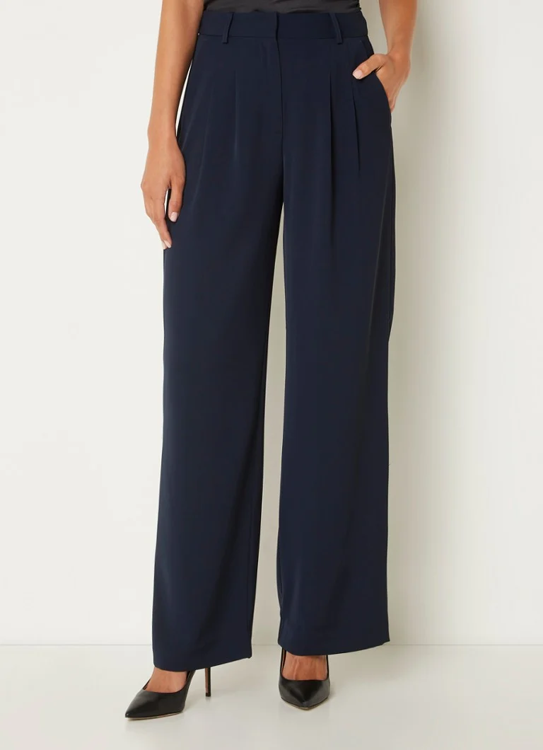 Pantalonii Harry au talie înaltă, talie lată pe picioare și buzunare laterale. Designul lor amintește de French Connection.