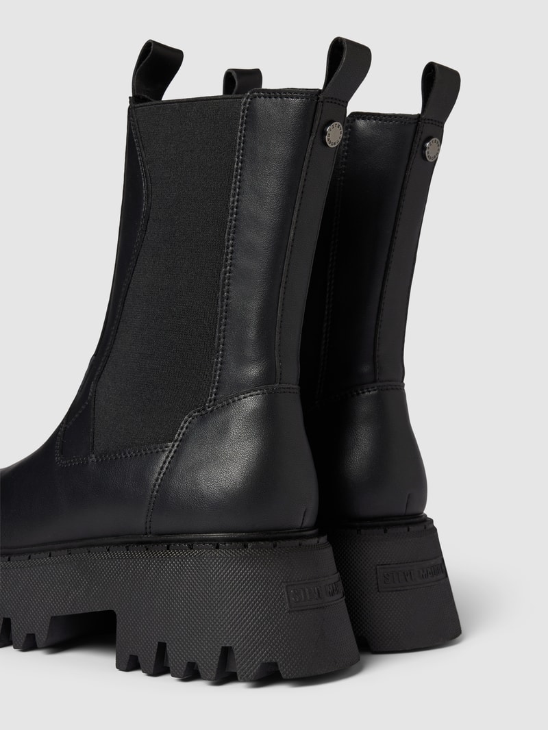 Chelsea Boots mit elastischem Einsatz in schwarz