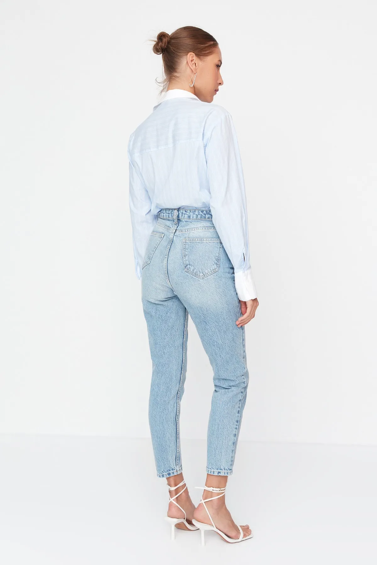 Trendyol Collection  Hellblaue High-Bel-Mom-Jeans TWOSS21JE0016