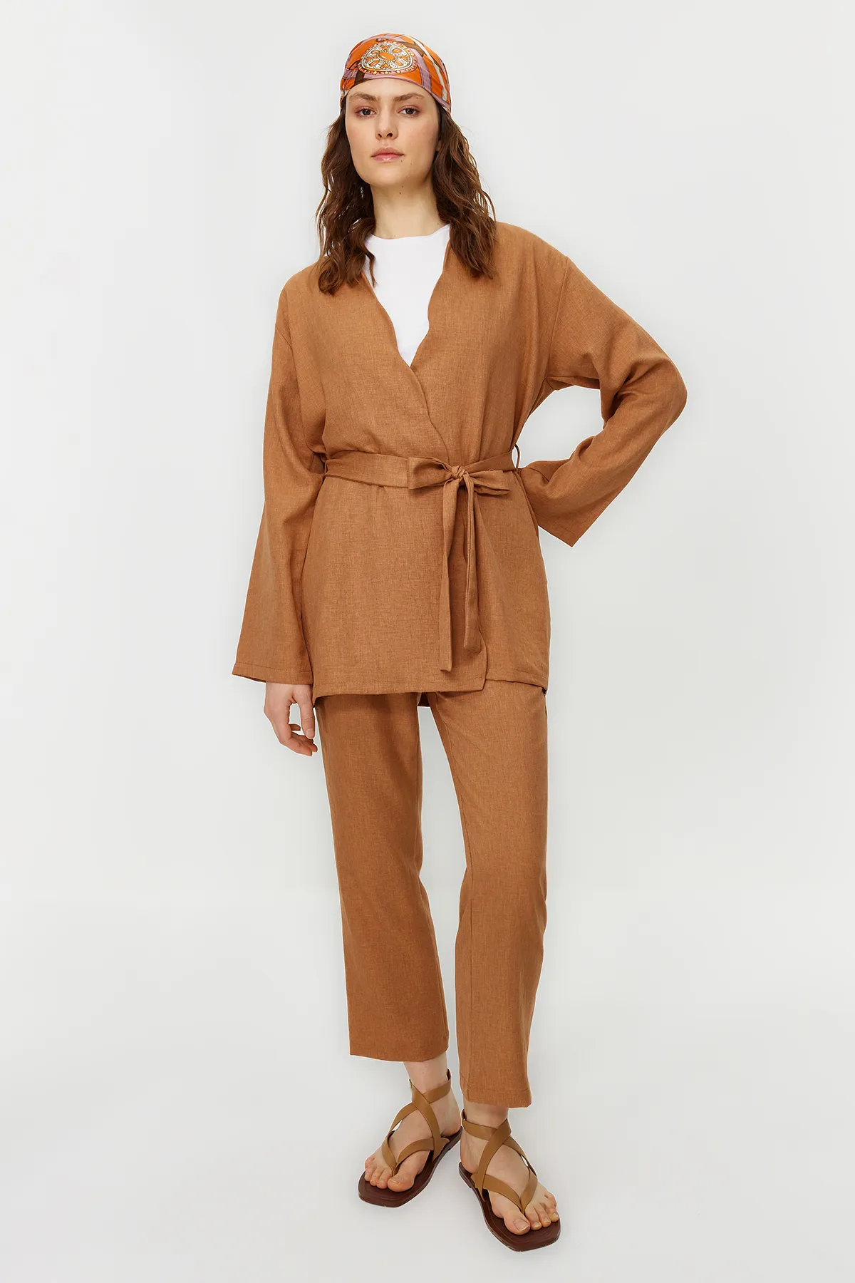 Trendyol Modest  Kamelfarbenes Kimono-Hose-Set in Leinenoptik mit Gürtel aus gewebtem Ober- und Unterteil TCTSS24US00005