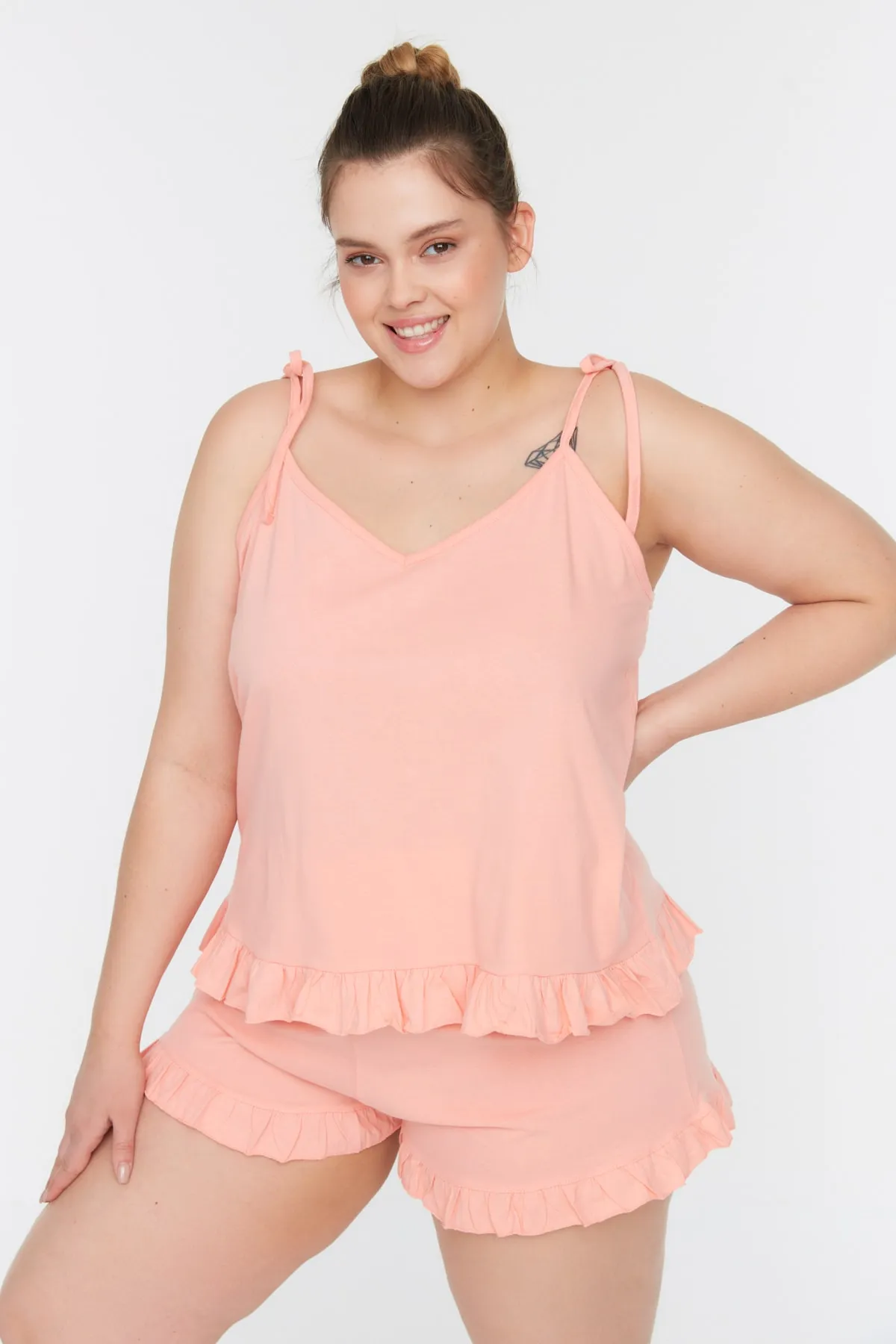 Trendyol Curve  Lachsfarbenes Pyjama-Set aus Strick mit Rüschendetail und Riemchen