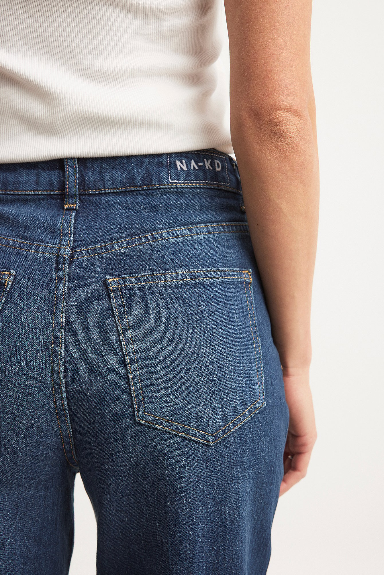 Gerade geschnittene Jeans mit hoher Taille