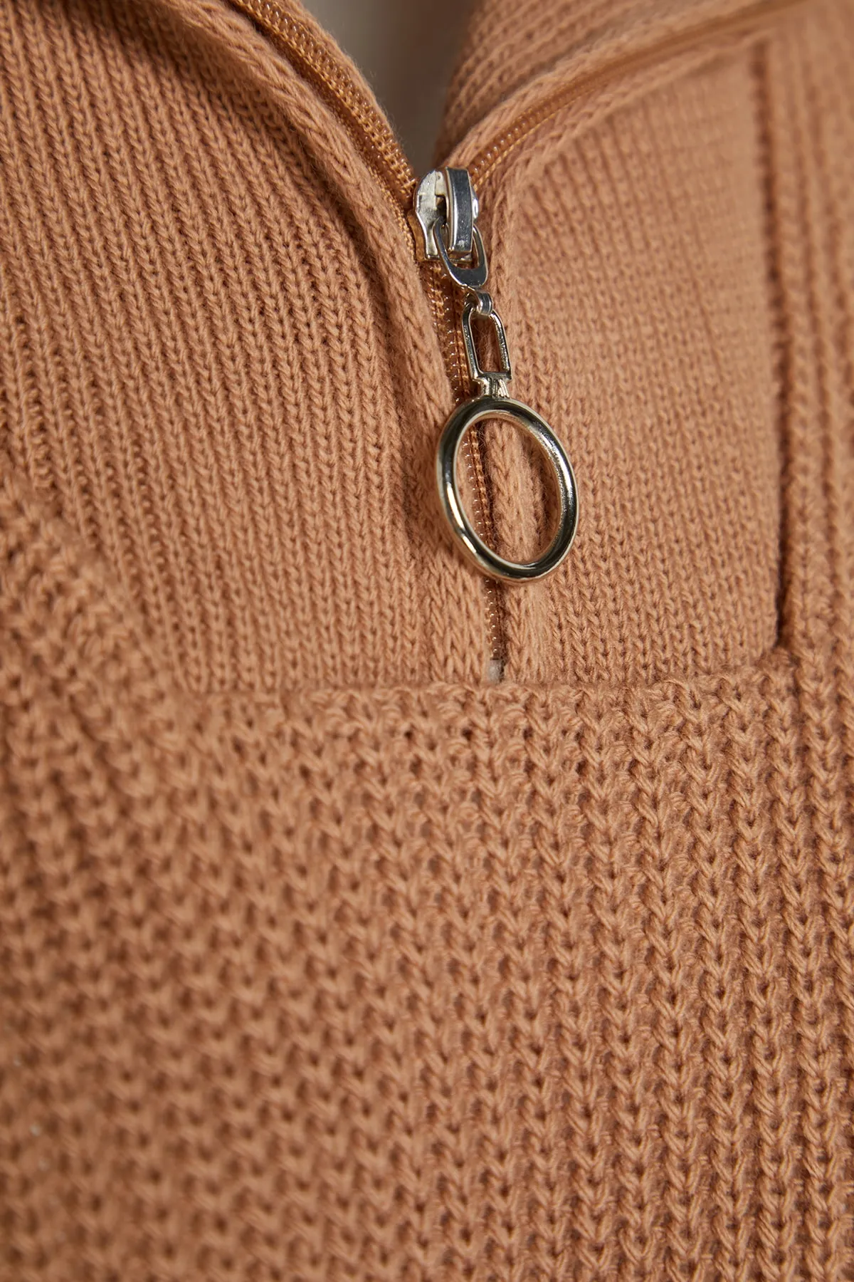 Trendyol Modest  Nerzfarbener Strickpullover mit Reißverschlusskragen und seitlichem Bindedetail TCTAW22UV0009