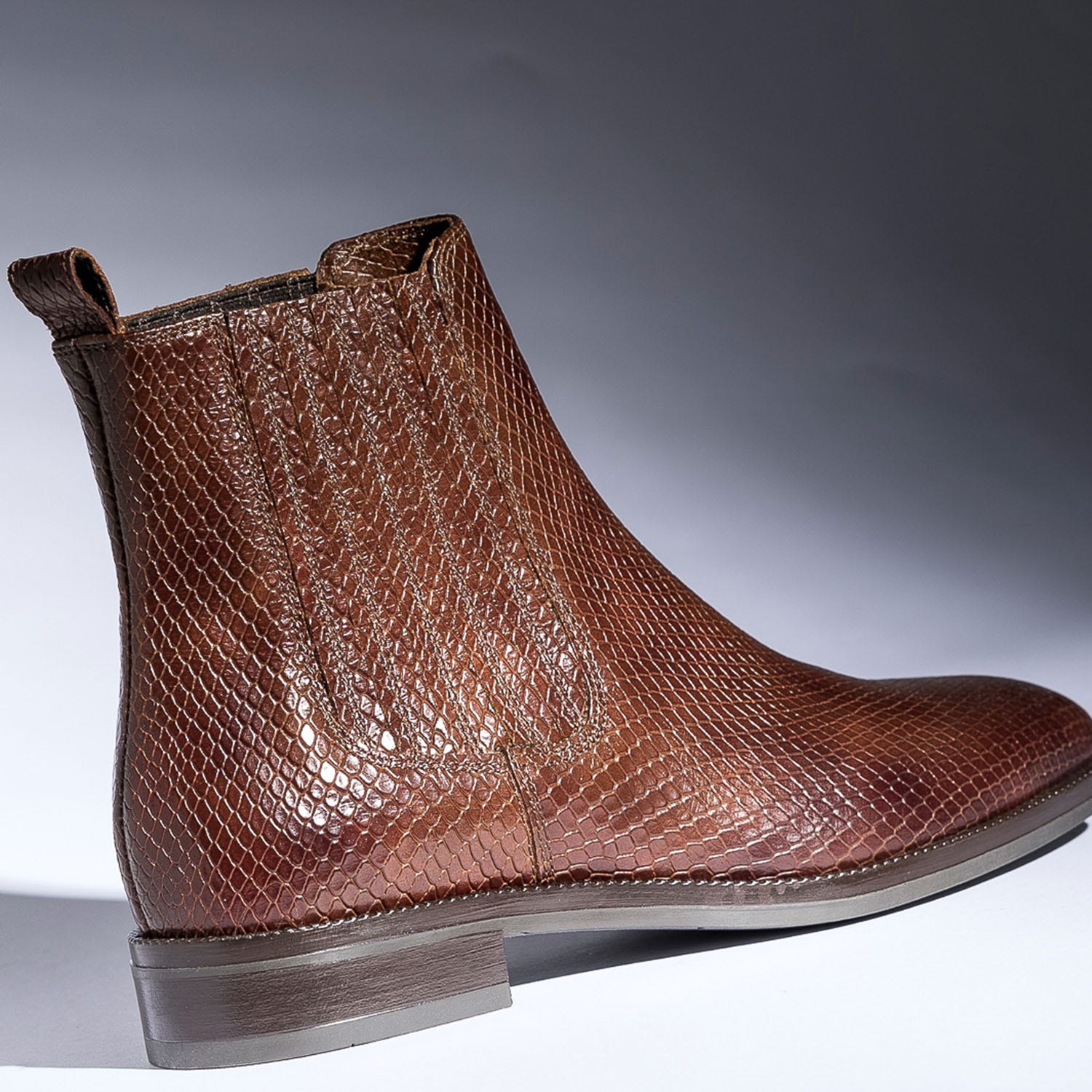 Boots marron en cuir embossé éco-conçu
