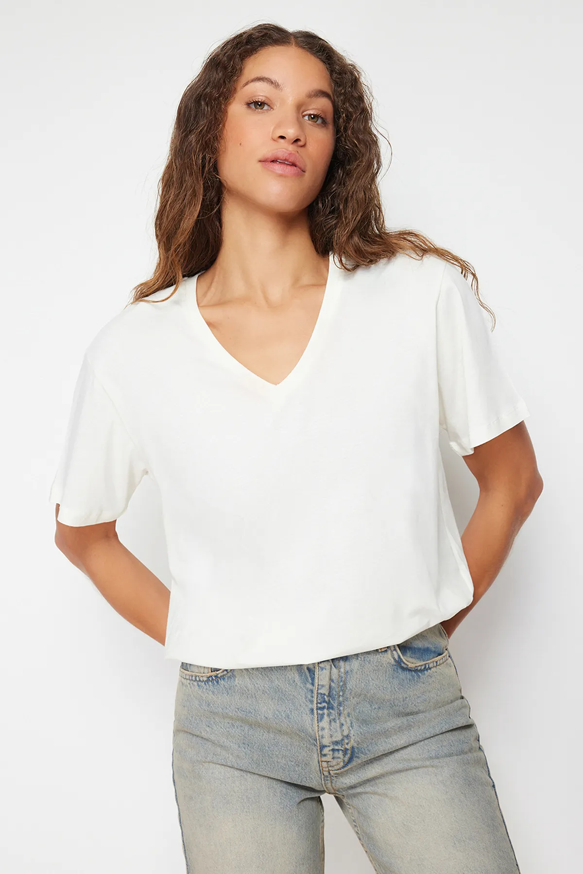 Trendyol Collection  Ecru, 100 % Baumwolle, Oversize/Weite Passform, V-Ausschnitt, Strick-T-Shirt TWOSS23TS00003