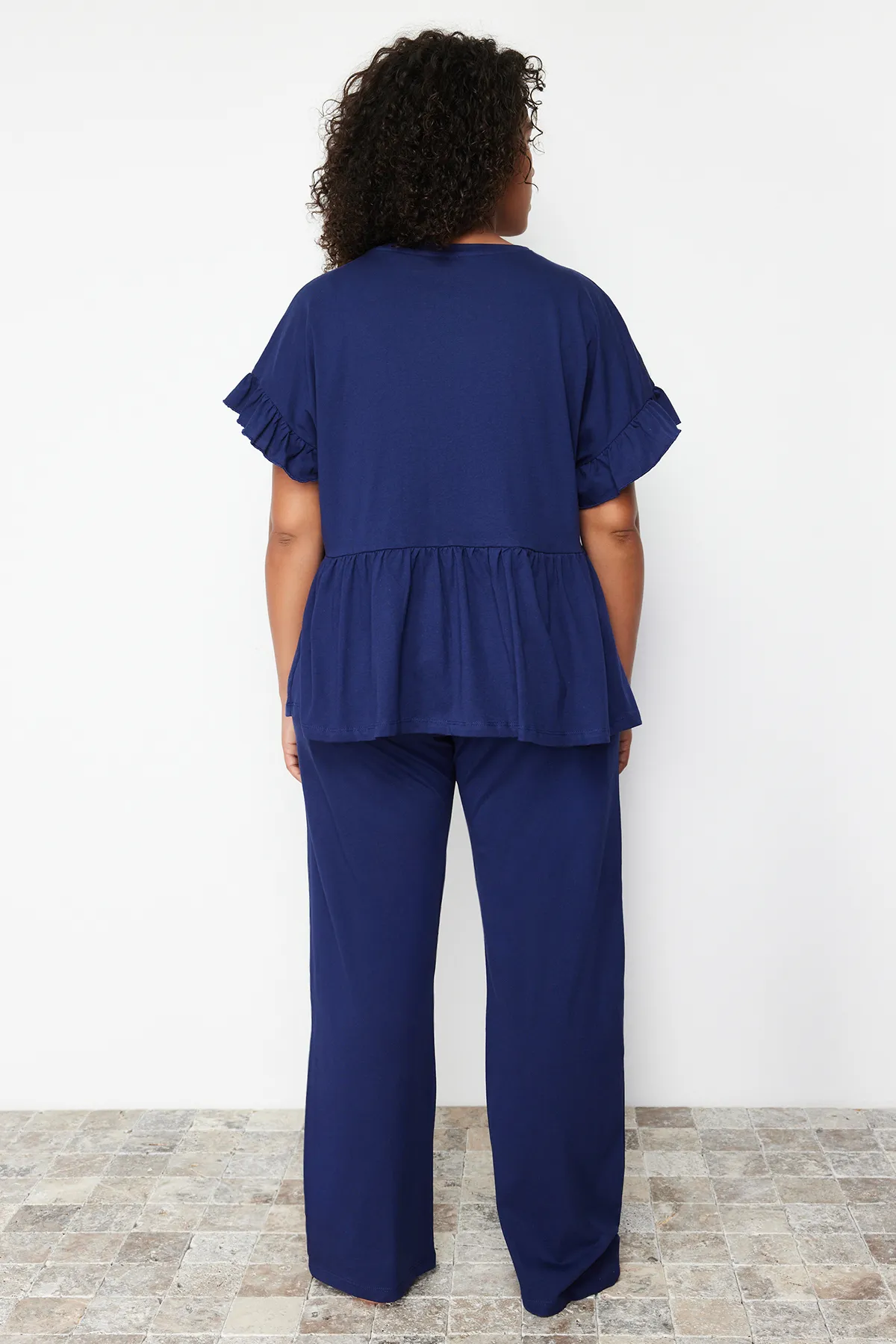 Trendyol Curve  Marineblaues Pyjama-Set aus Strick mit besticktem Volant TBBSS22PT0565