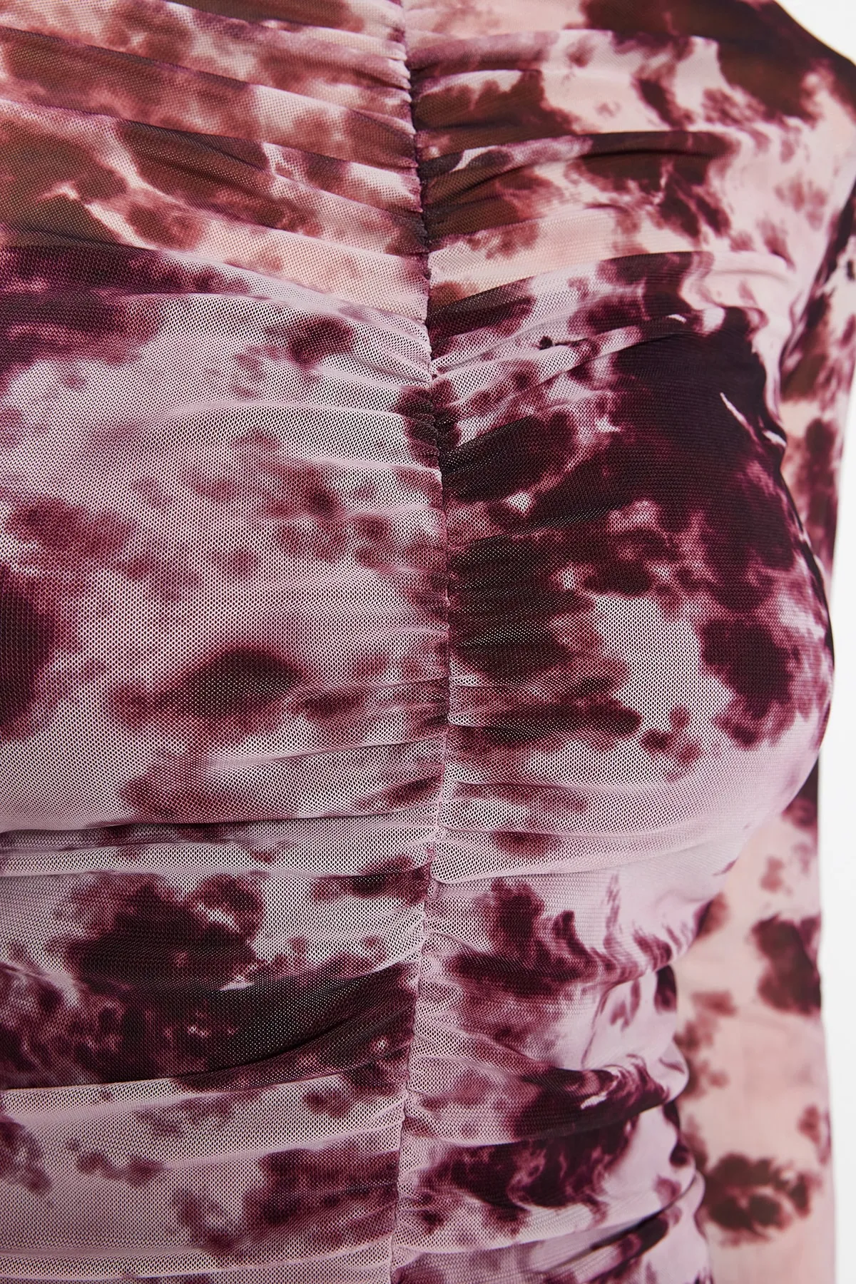 Trendyol Collection  Mehrfarbiges, figurbetontes, gefüttertes, elegantes Abendkleid aus Tüll mit hohem Kragen und Farbverlauf TPRAW24EL00029