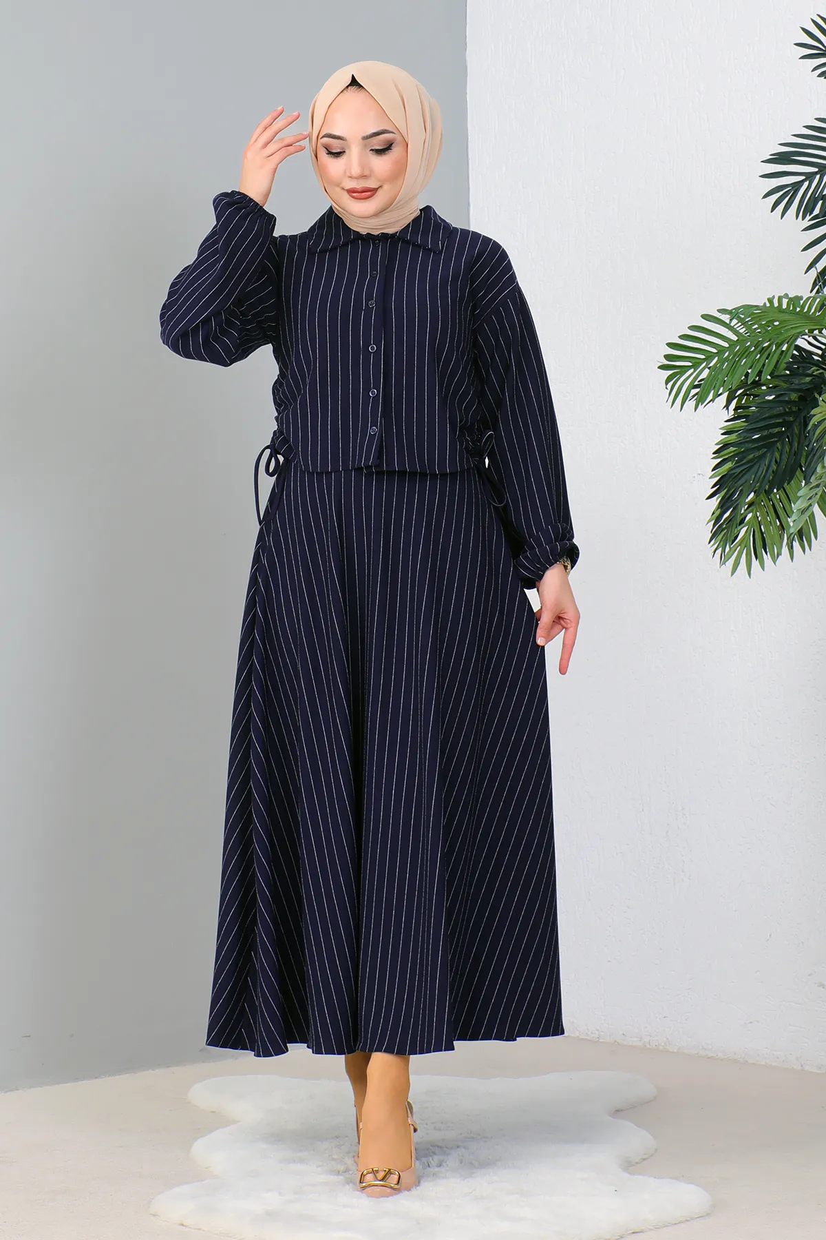 MODAQU  Marineblaues Set aus Hemd und Rock mit seitlichen Raffungen