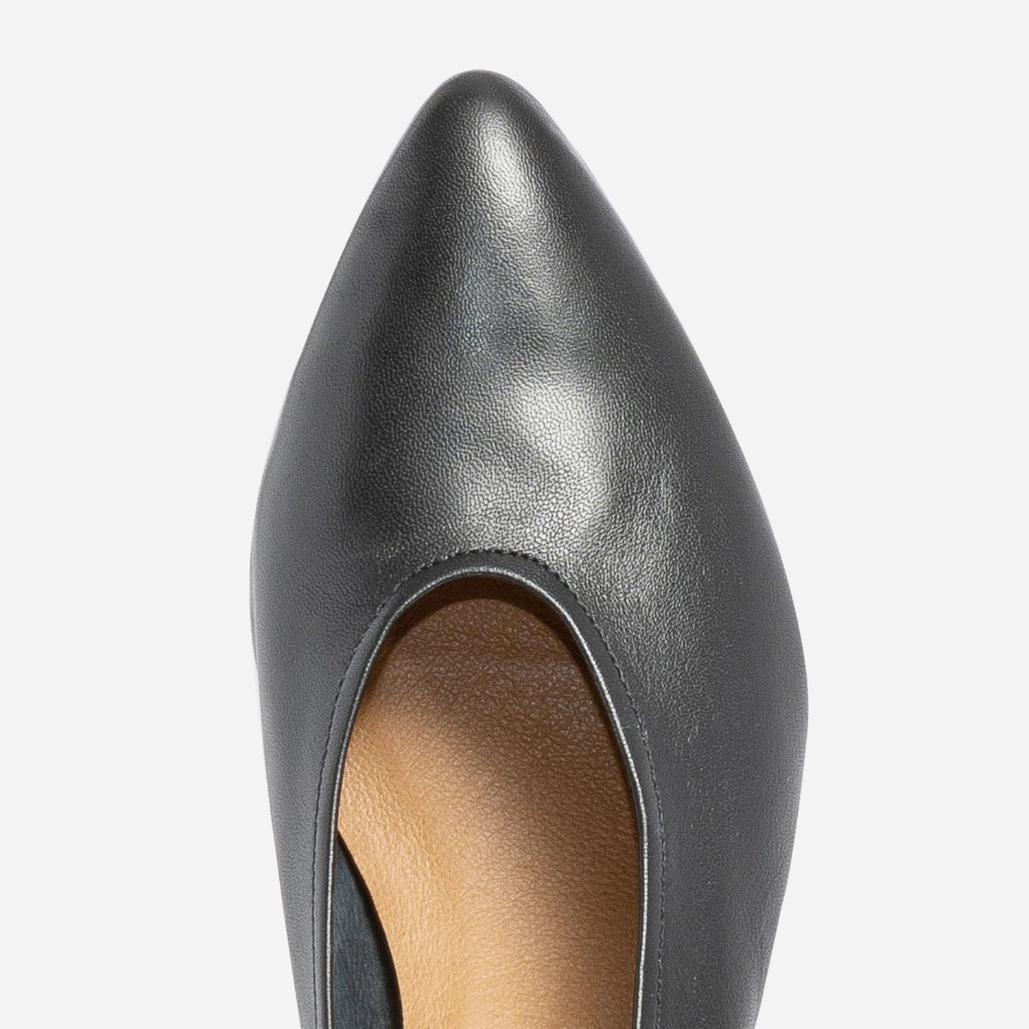 Escarpin noir en cuir à décolleté couvrant