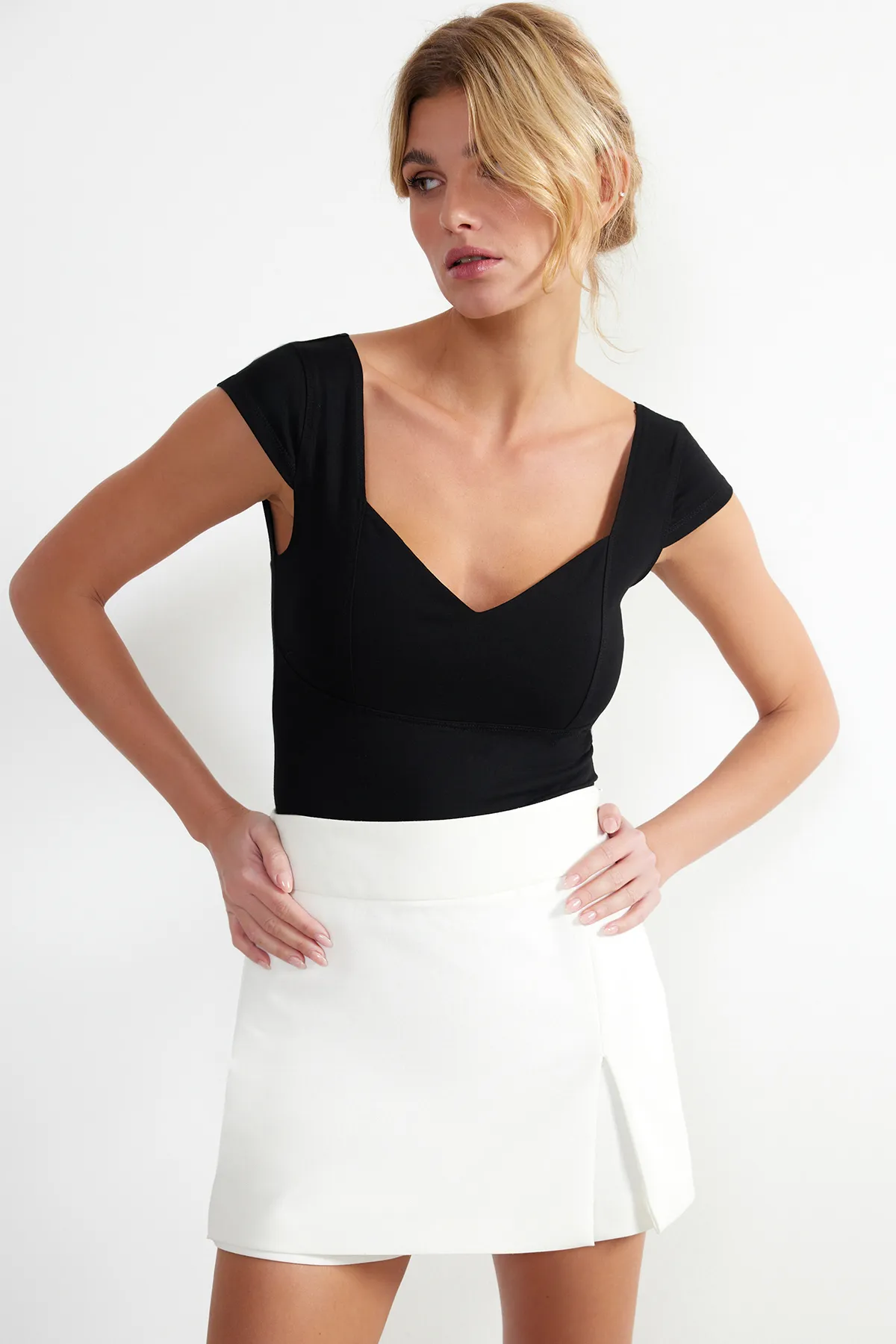 Trendyol Collection  Schwarze, taillierte Strickbluse aus Baumwollstretch mit herzförmigem Ausschnitt TWOSS24BZ00113