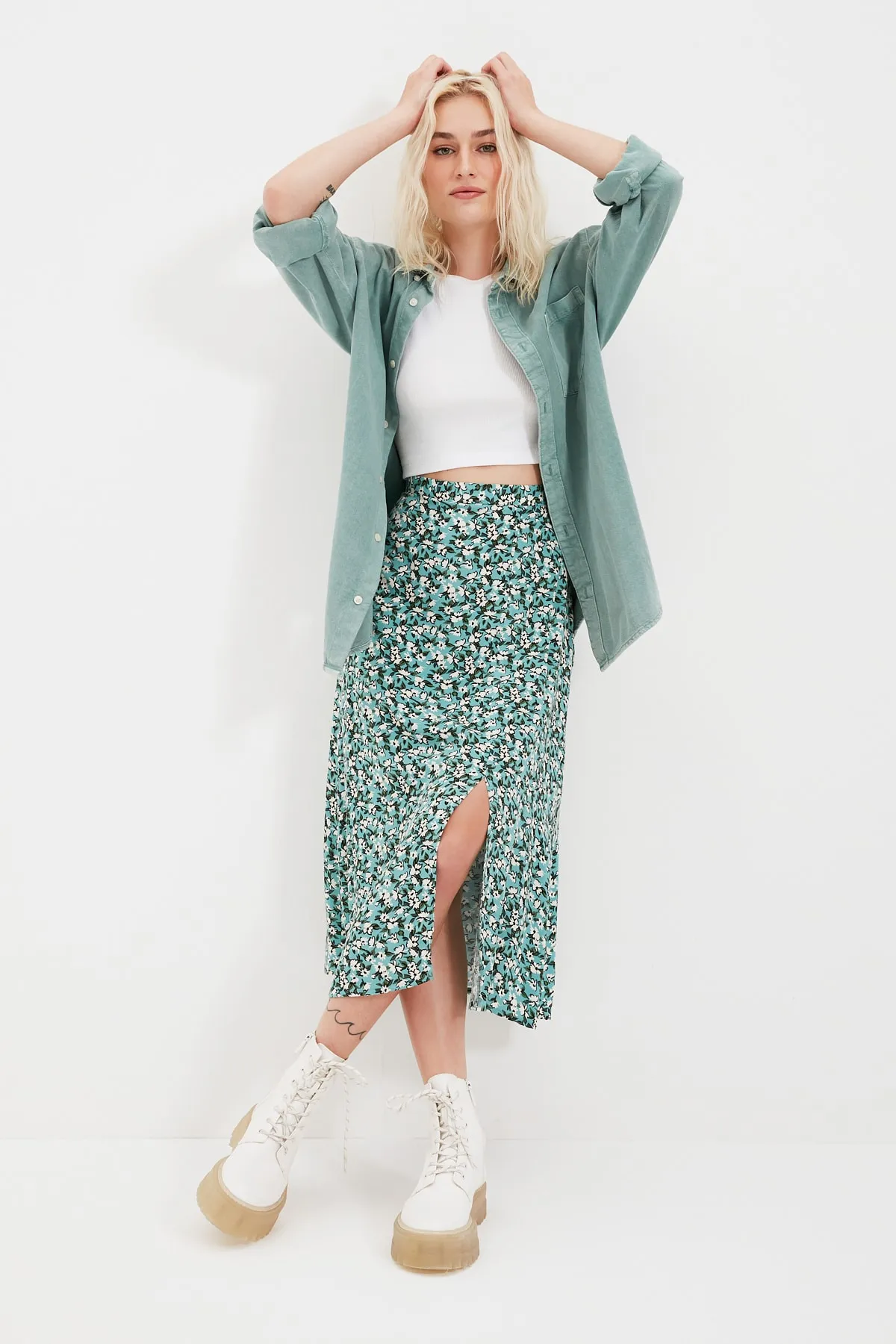 Trendyol Collection  Grüner gewebter Midirock aus Viskosestoff mit Schlitzdetail und Blumenmuster TWOSS20ET0230