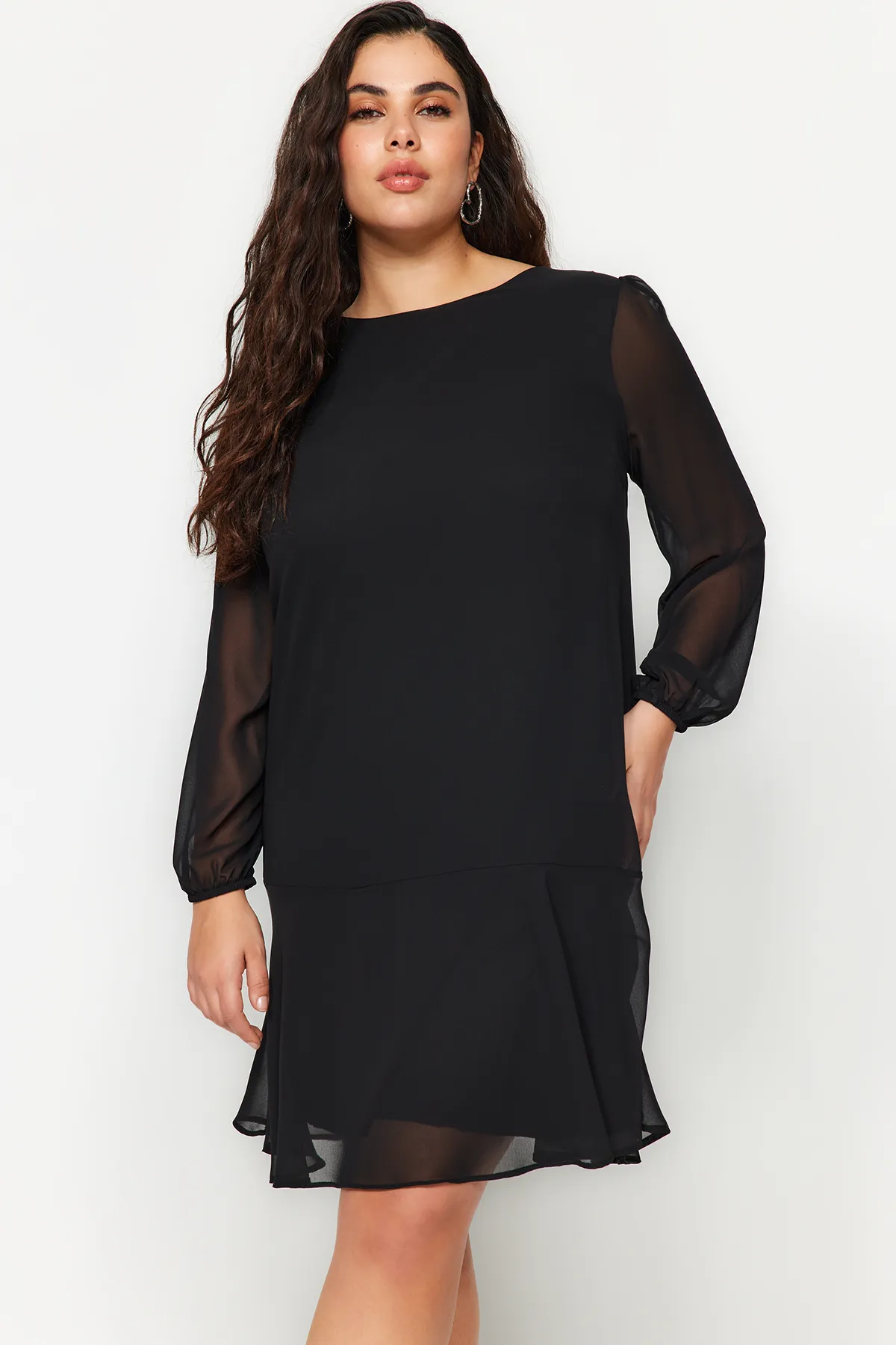 Trendyol Curve  Schwarzes schlichtes Basic-Midi-Kleid in Übergröße aus gewebtem Stoff