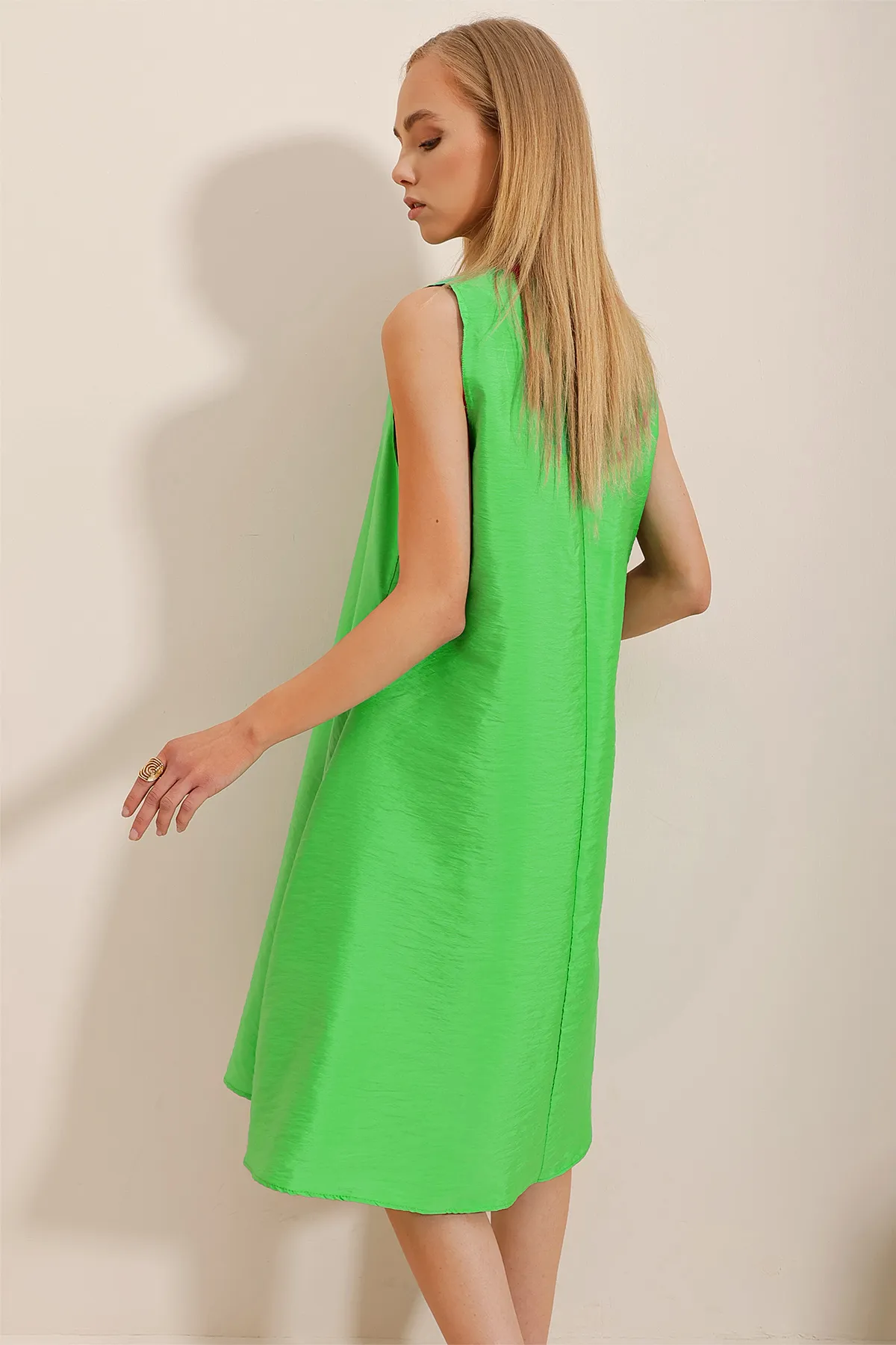 Trend Alaçatı Stili  Grünes Aerobin-Webkleid mit V-Ausschnitt und doppelten Taschen für Damen ALC-X10341