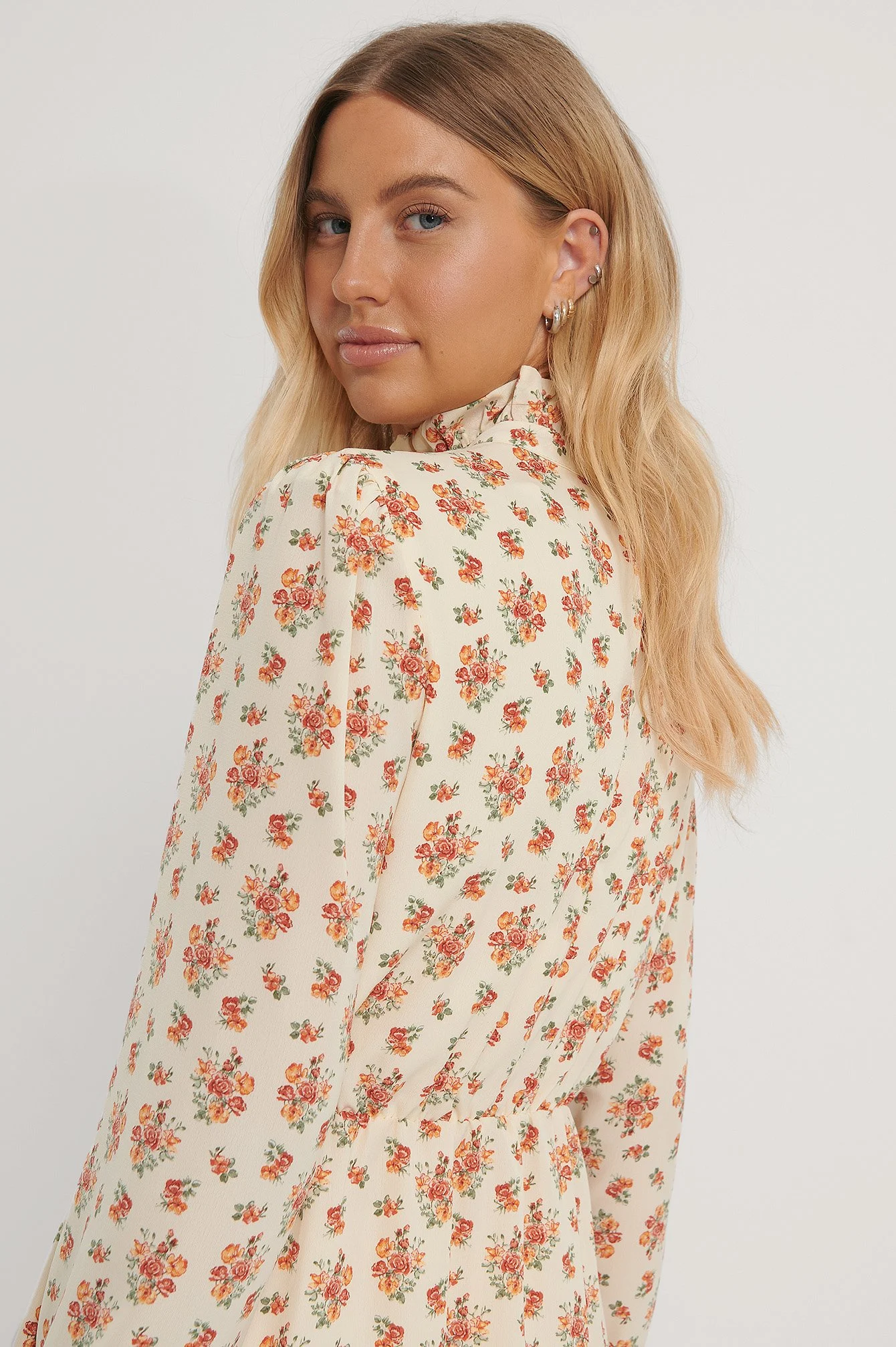 Hochgeschlossenes Minikleid