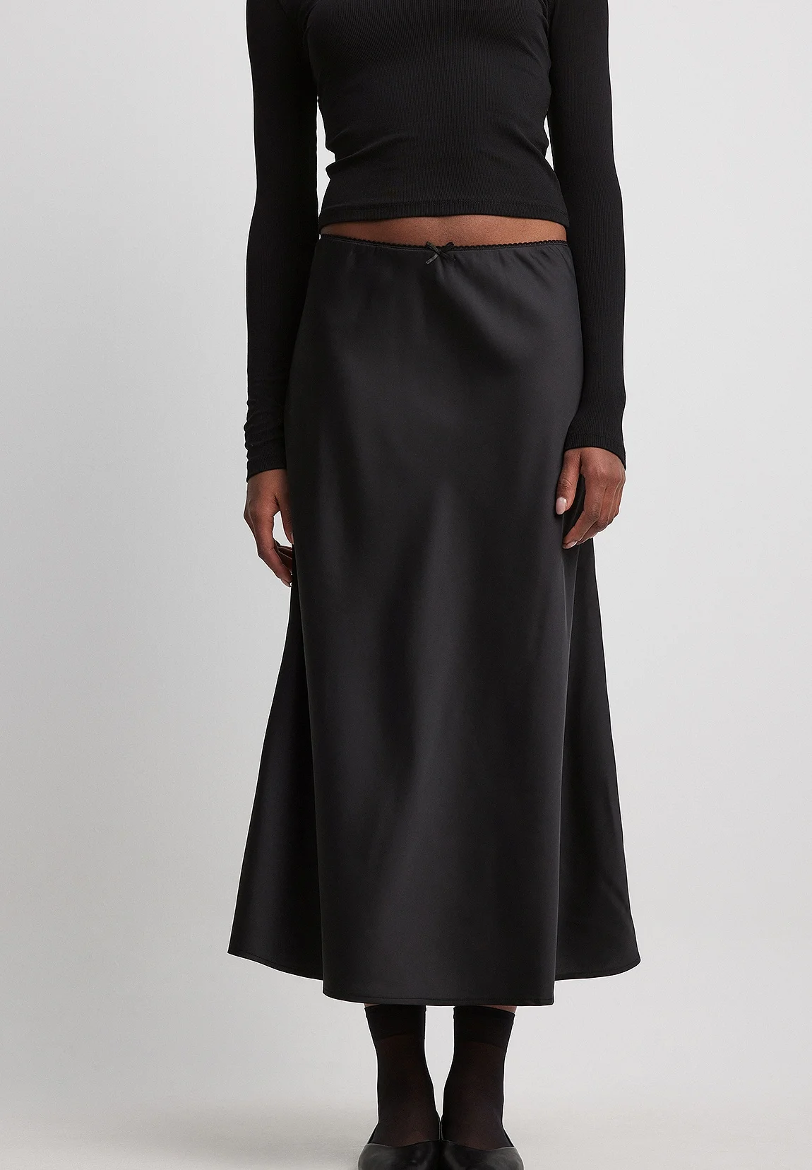 NA-KD MIDI MIT NIEDRIGER TAILLE - Falda acampanada