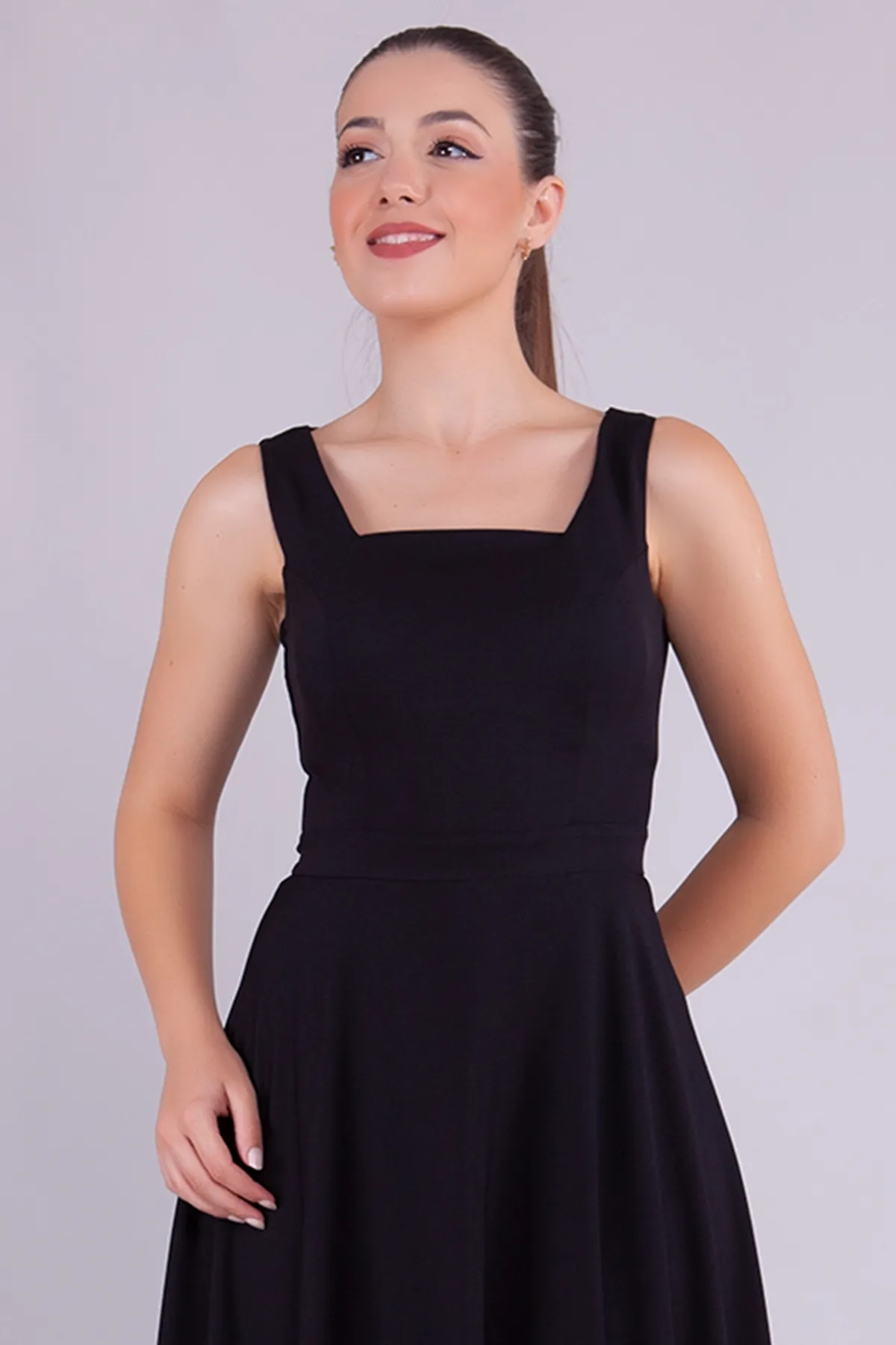 lovebox  Schwarzes Damenkleid aus Atlasstoff mit quadratischem Kragen und dicken Trägern in Maxilänge 413