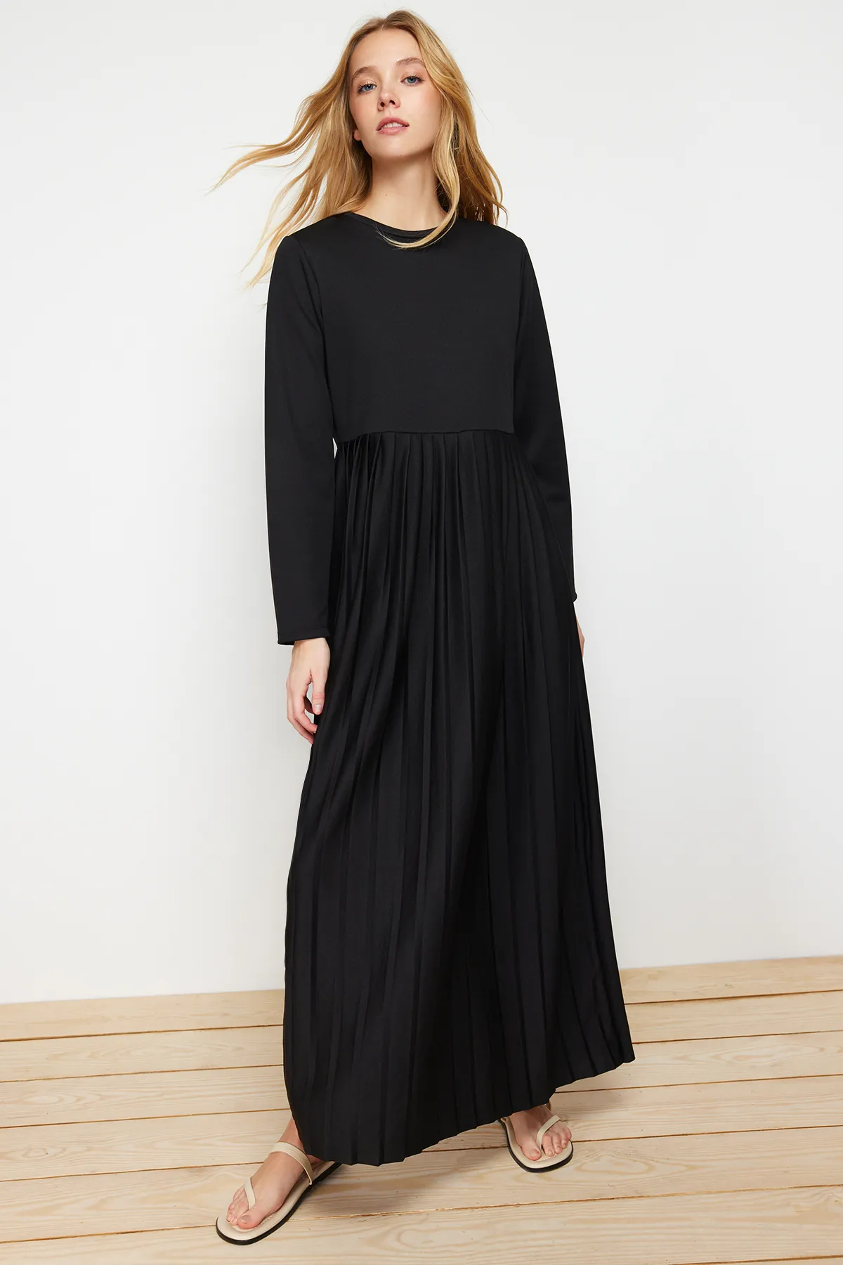 Trendyol Modest  Schwarzes, plissiertes Scuba-Strickkleid mit Rock TCTAW24EL00000