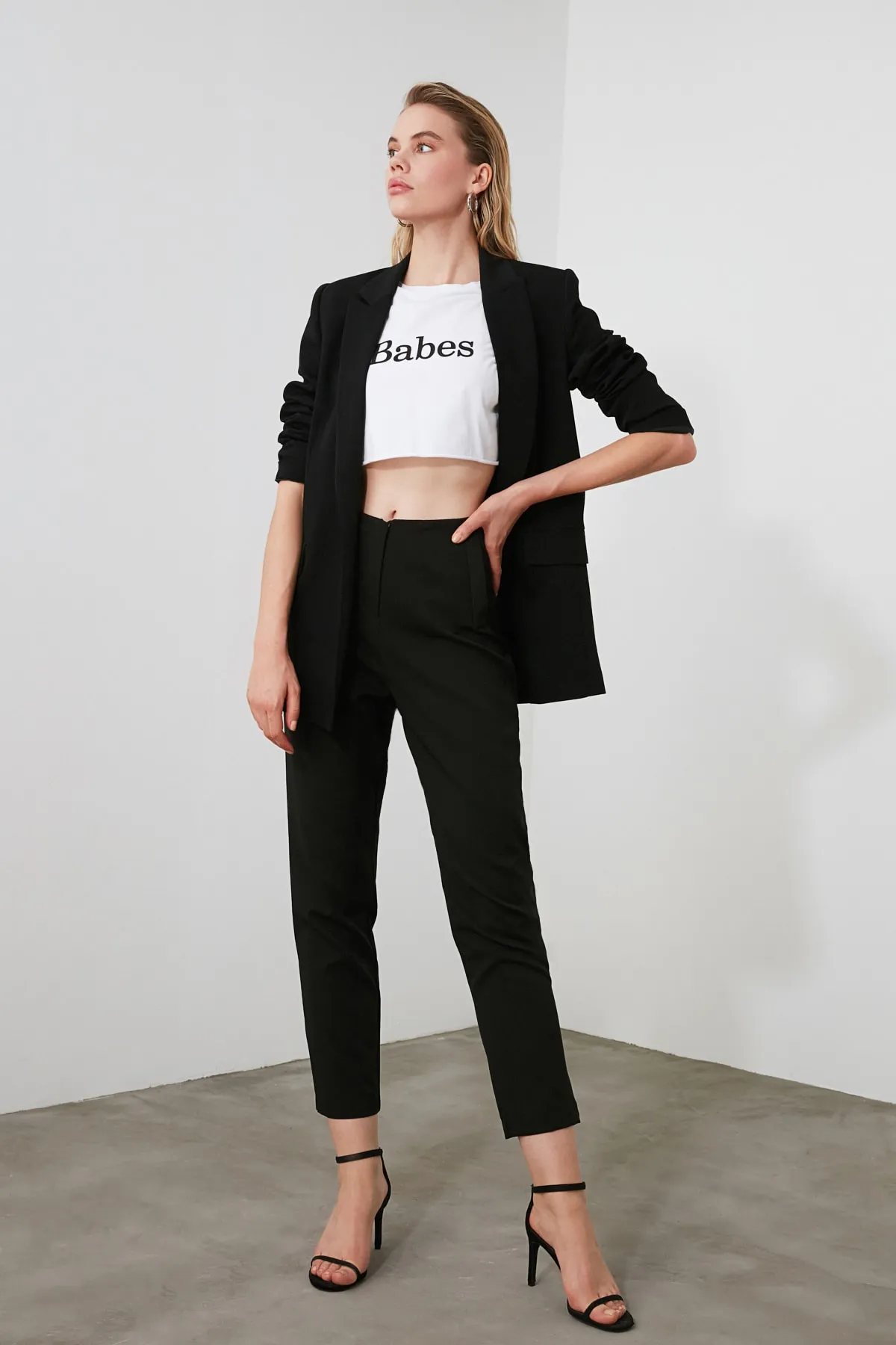 Trendyol Collection  Schwarze knöchellange gewebte Hose mit Zigarettenmuster und Abnähern, hoher Taille TWOSS20PL0515