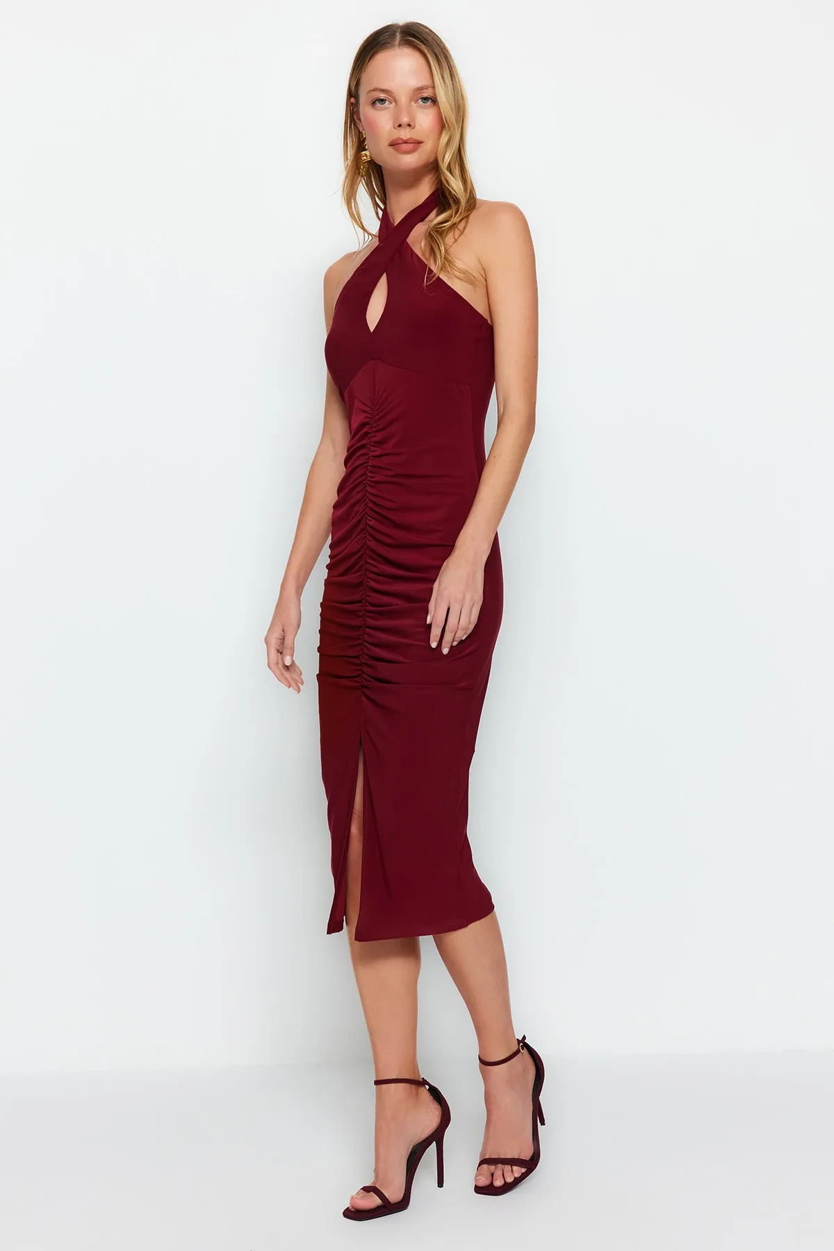 Trendyol Collection  Burgunderrotes, drapiertes Neckholder-Midi-Bleistiftkleid aus Strick TWOSS23EL02370