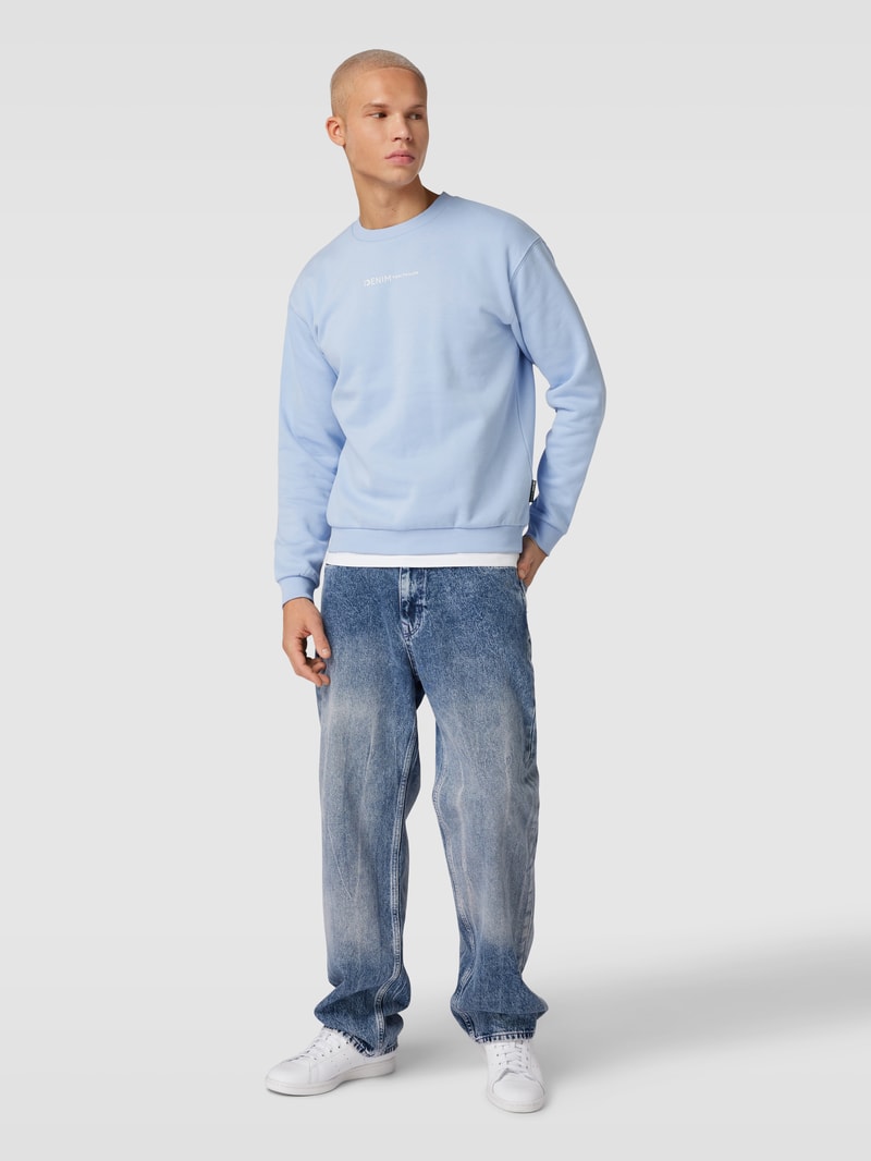 Sweatshirt mit überschnittenen Schultern in hellblau