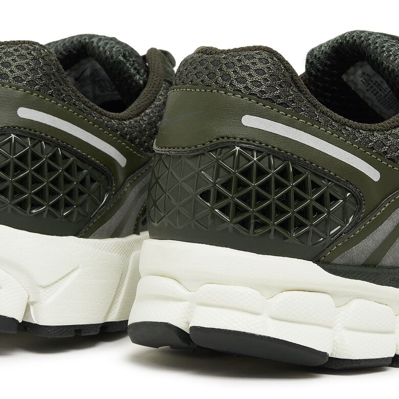 NIKE Zoom Vomero 5 