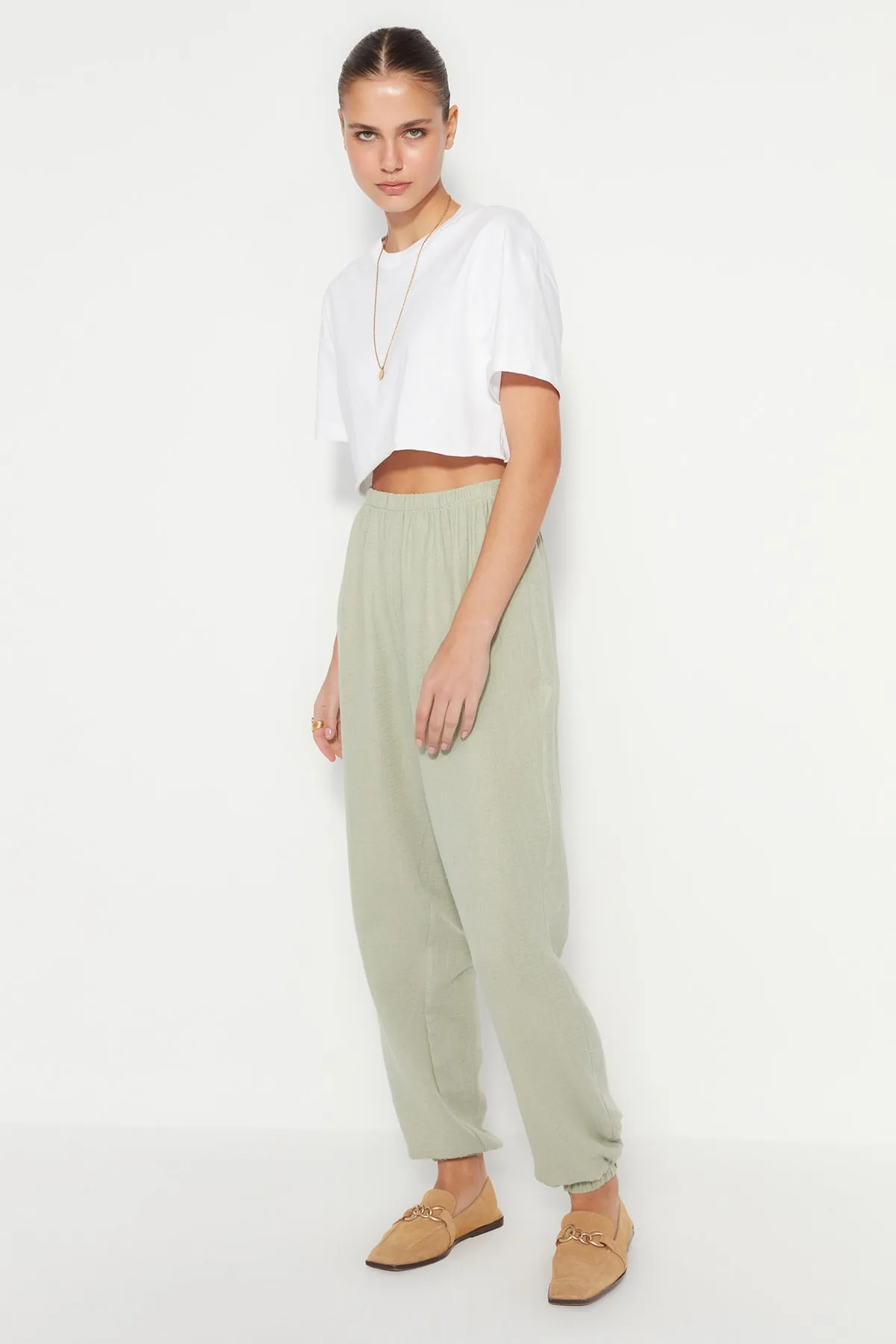 Trendyol Collection  Khakifarbene Jogger-Hose aus gewebtem Musselin TWOSS23PL00148