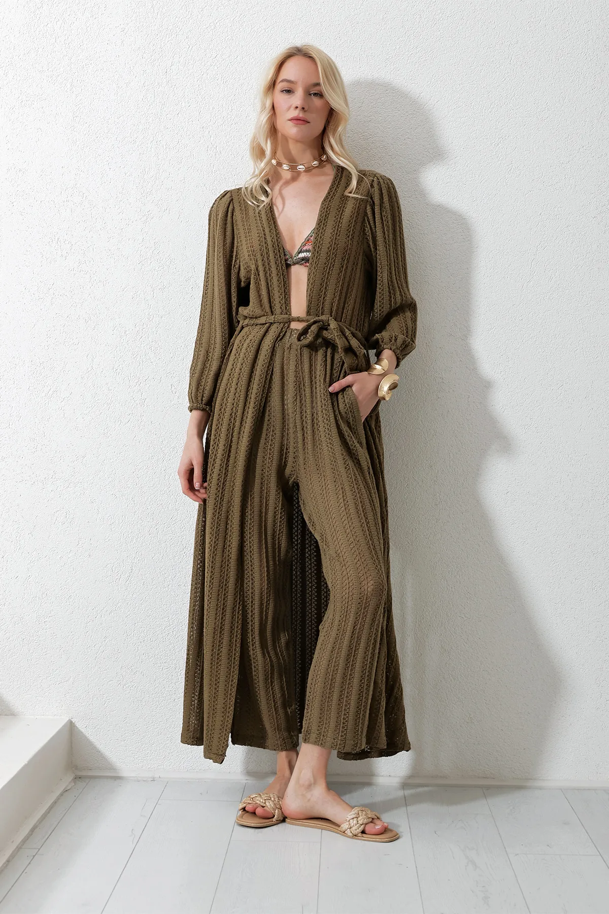 Trend Alaçatı Stili  Khakifarbenes selbststrukturiertes, durchbrochenes Kimono-Set mit langen Hosen für Damen ALC-X11710