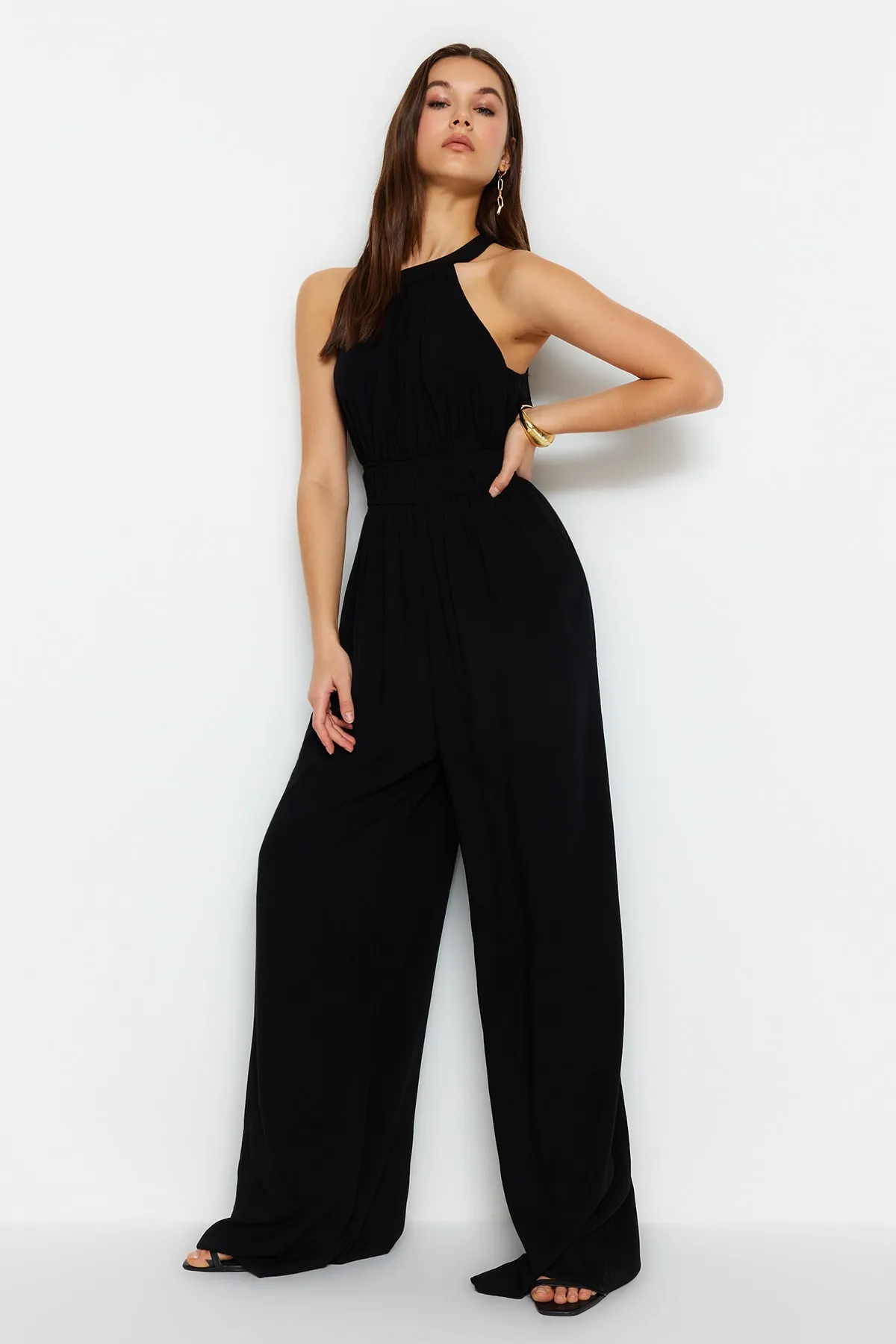 Trendyol Collection  Schwarzer gewebter Jumpsuit mit Neckholderkragen TWOSS23TU00121