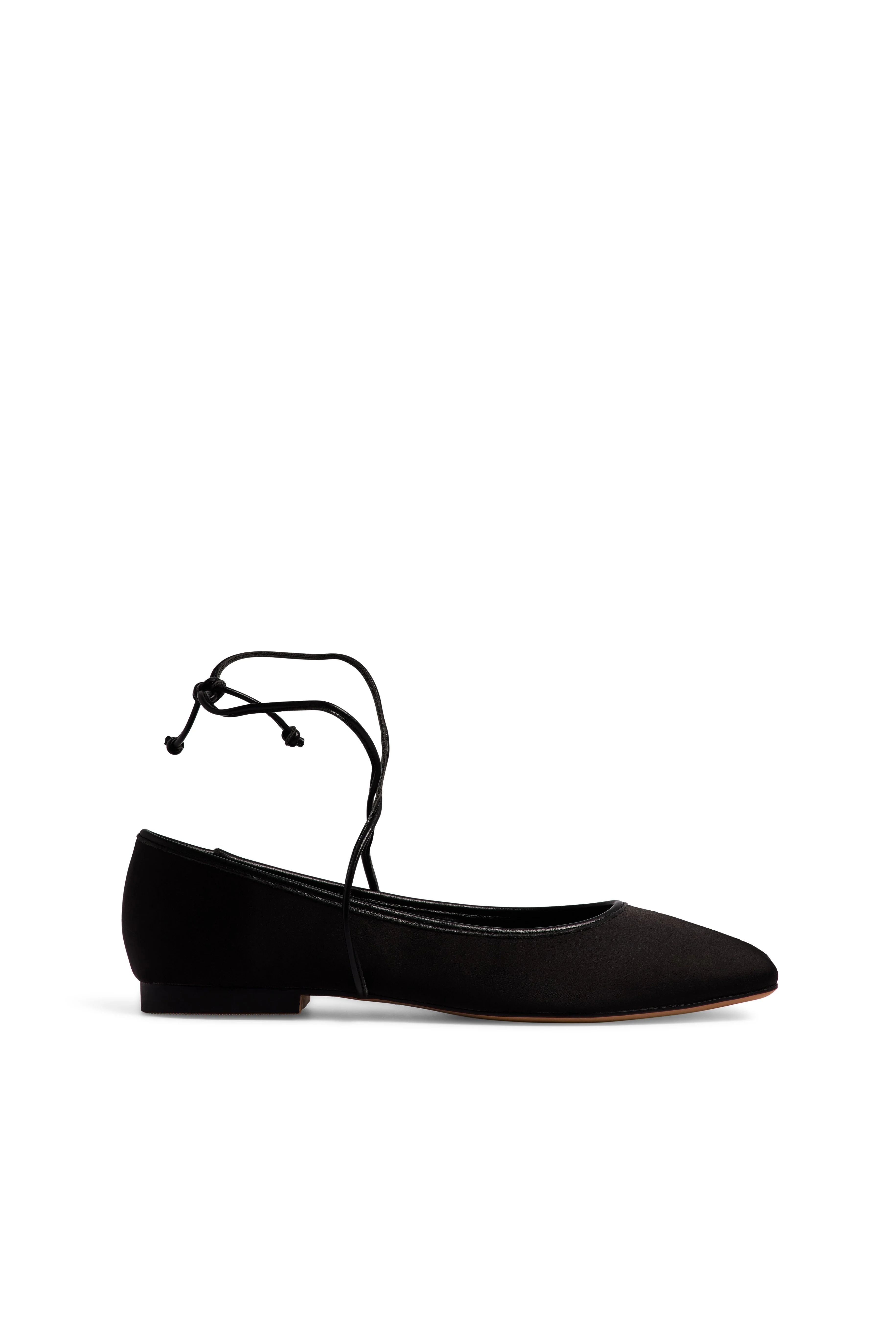 Ballerinas mit eckiger Spitze und Riemendetail