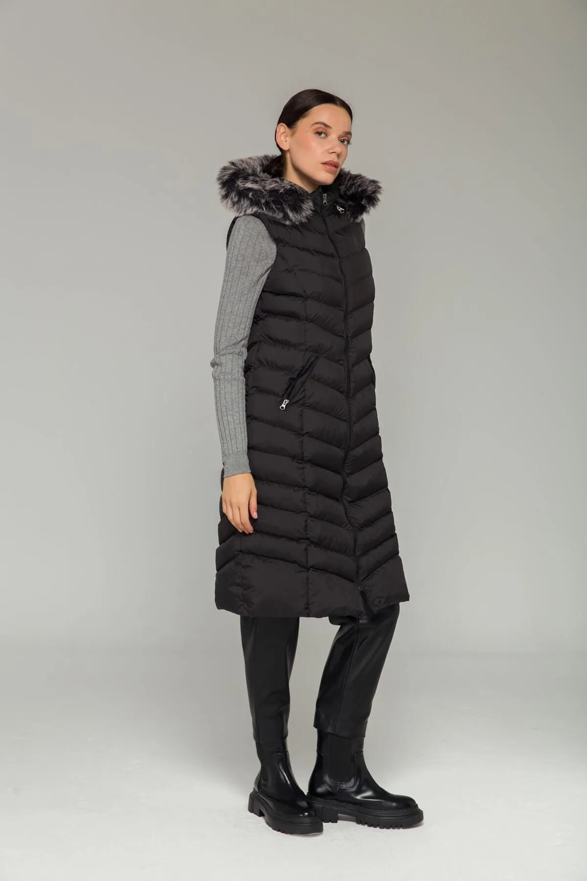 Olcay  Schwarze Pufferweste mit Fellkapuze für Damen