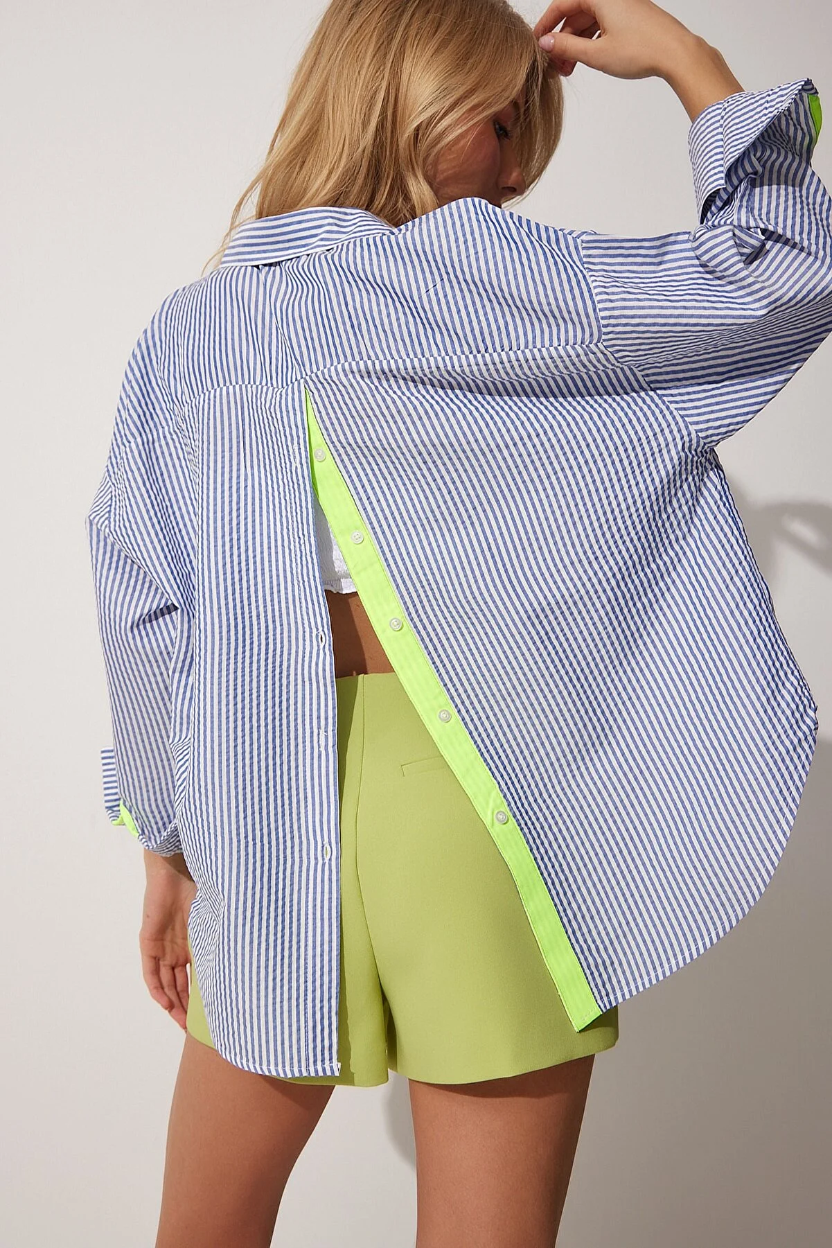 Happiness İstanbul  Blau-grünes gestreiftes Oversize-Shirt mit Knopfleiste für Damen DX00006
