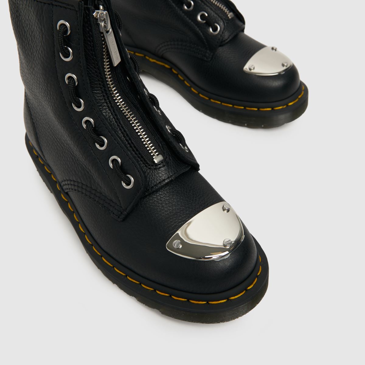Dr Martens – 1460 – Svarta stövlar med metalldetaljer